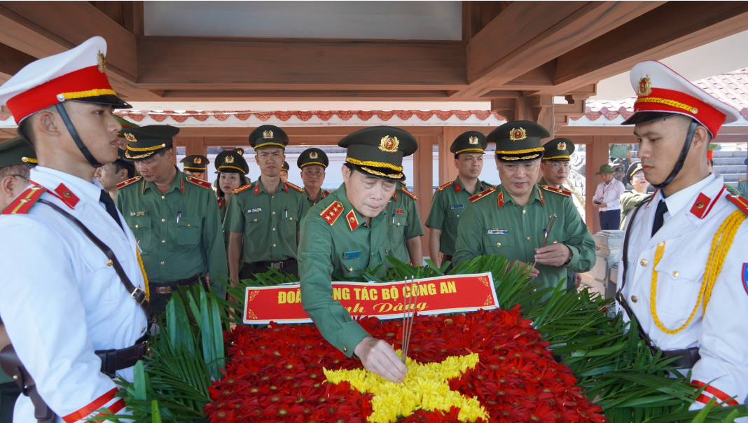 ĐOÀN CÔNG TÁC BỘ CÔNG AN DÂNG HƯƠNG TRI ÂN CÁC ANH HÙNG LIỆT SĨ VÀ TẶNG QUÀ CÁC GIA ĐÌNH CHÍNH SÁCH TẠI TỈNH QUẢNG TRỊ