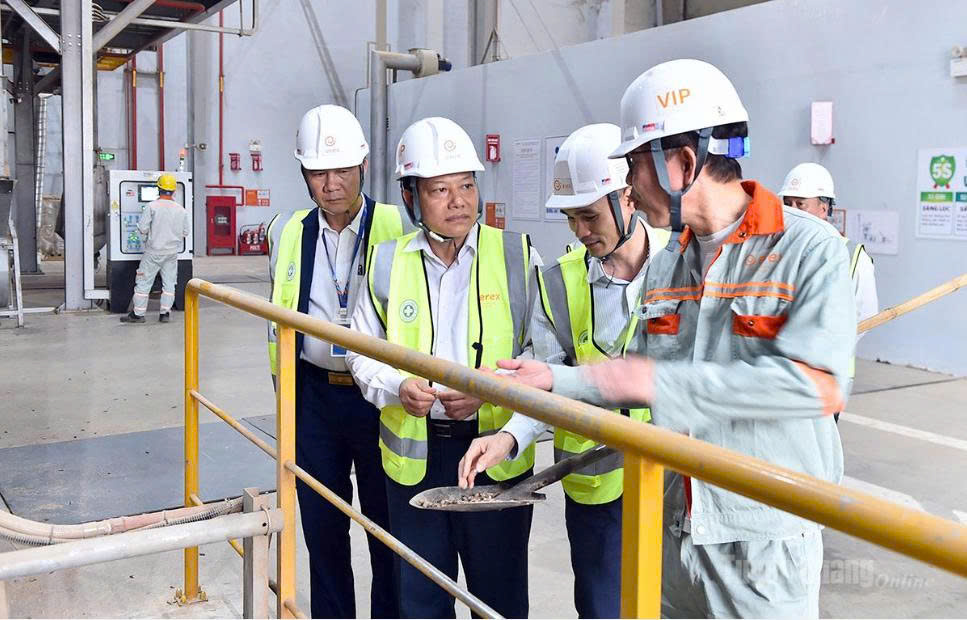 Trưởng Ban Quản lý các khu công nghiệp và kinh tế cửa khẩu Vân Đình Thảo thăm và khảo sát hoạt động các doanh nghiệp tại Khu công nghiệp Long Bình An