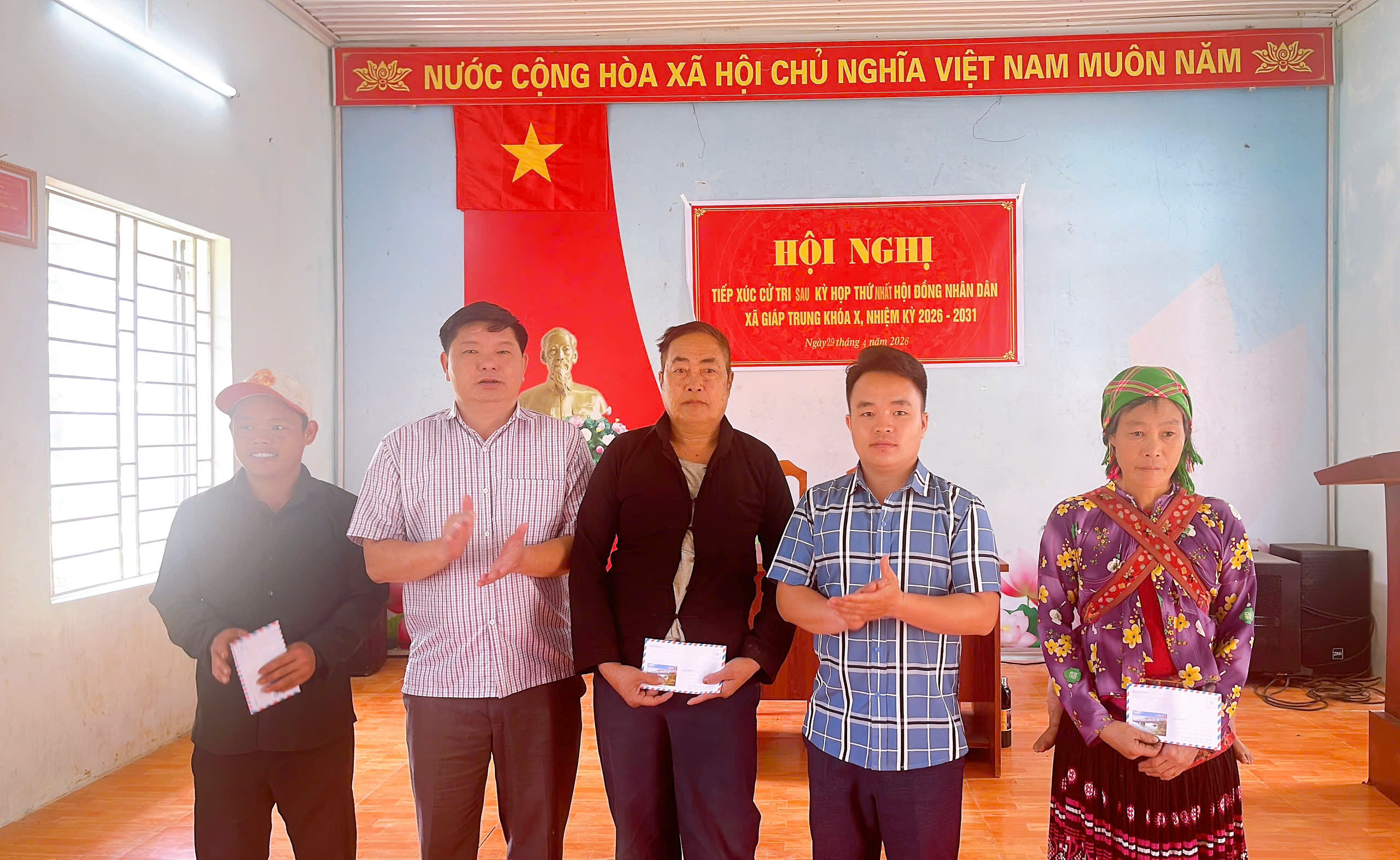 TỔ ĐẠI BIỂU SỐ 06 HĐND XÃ GIÁP TRUNG TIẾP XÚC CỬ TRI SAU KỲ HỌP THỨ NHẤT TẠI THÔN LÙNG CAO VÀ THÔN LÙNG NGÒA