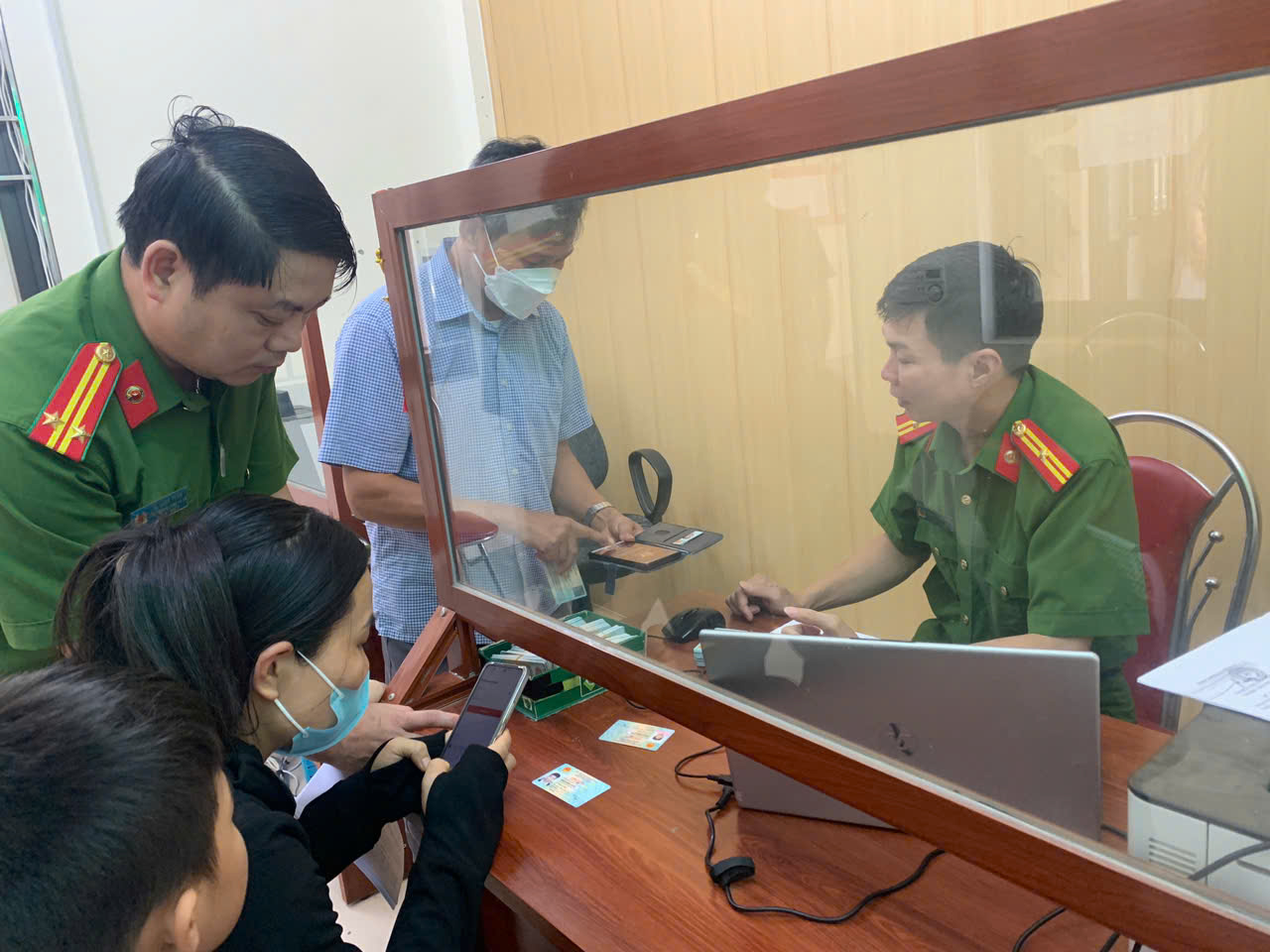 Công an hd nhân dân cài.jpg