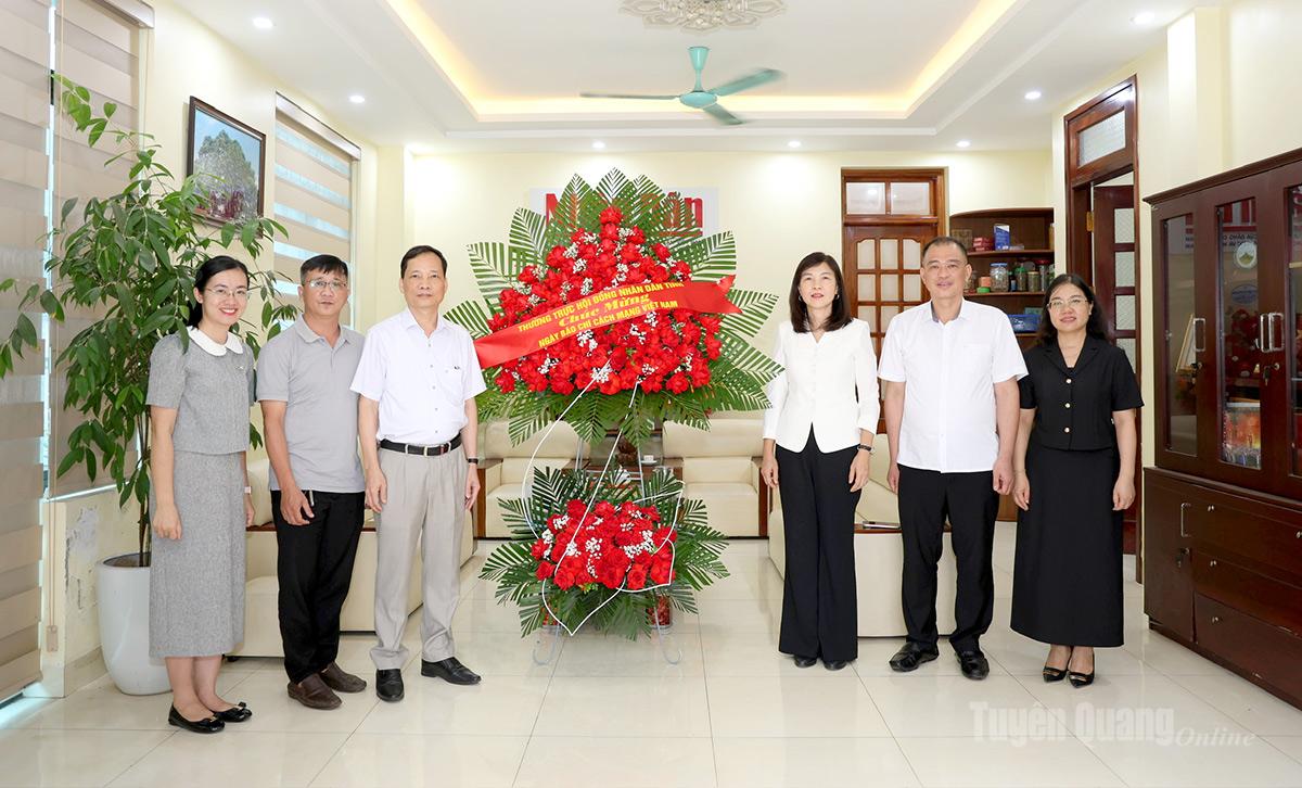 Phó Chủ tịch HĐND tỉnh Phạm Thị Minh Xuân chúc mừng các cơ quan báo chí Trung ương thường trú tại Tuyên Quang và Hội Văn học Nghệ thuật tỉnh