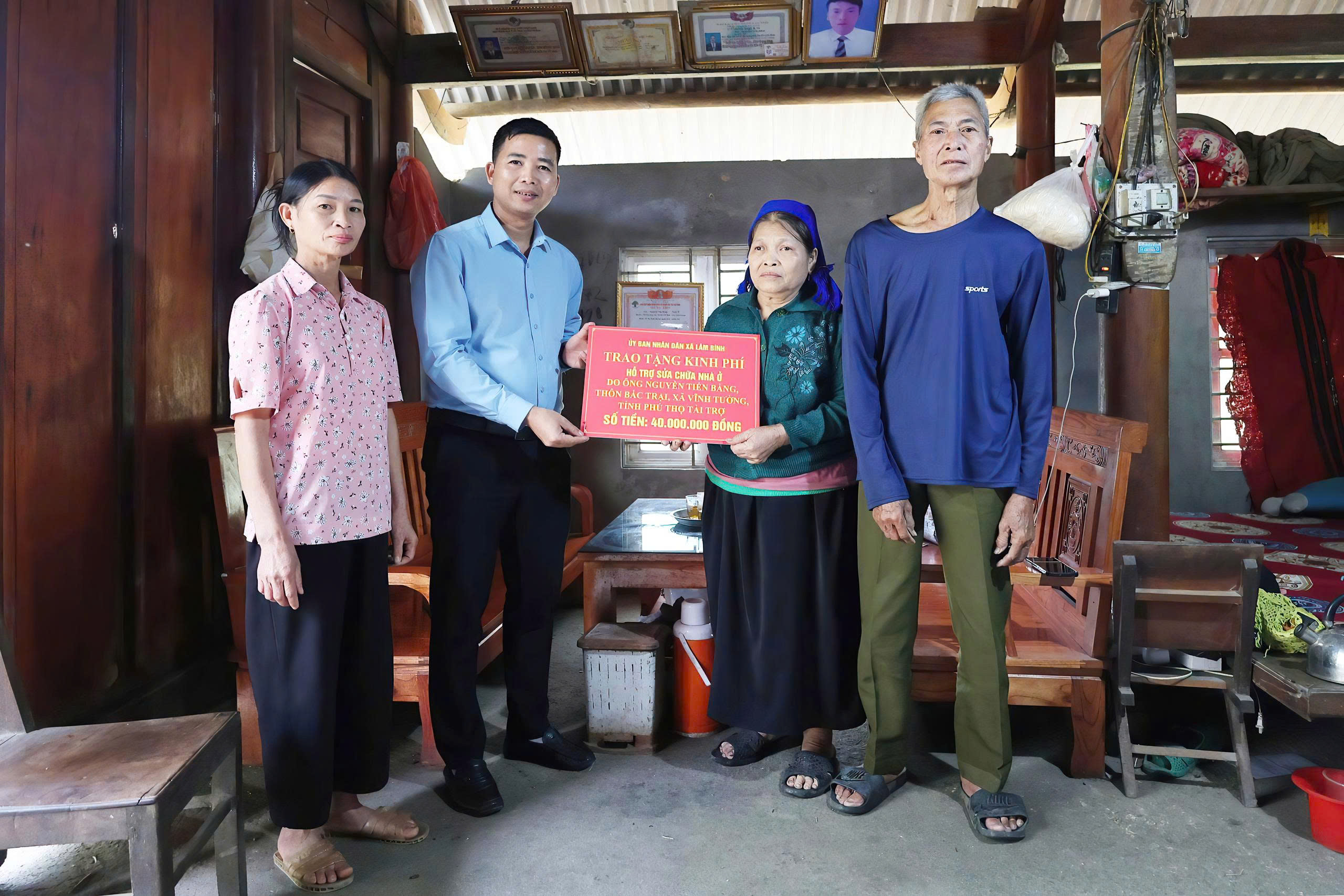 Thêm một hộ gia đình ở xã Lâm Bình được hỗ trợ tiền sửa chữa nhà ở