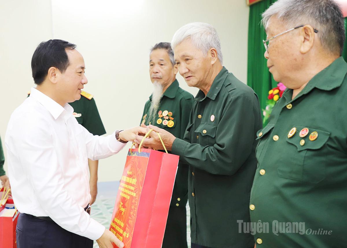 Đại tướng Trịnh Văn Quyết tặng quà thương, bệnh binh, gia đình liệt sĩ tại xã Vị Xuyên
