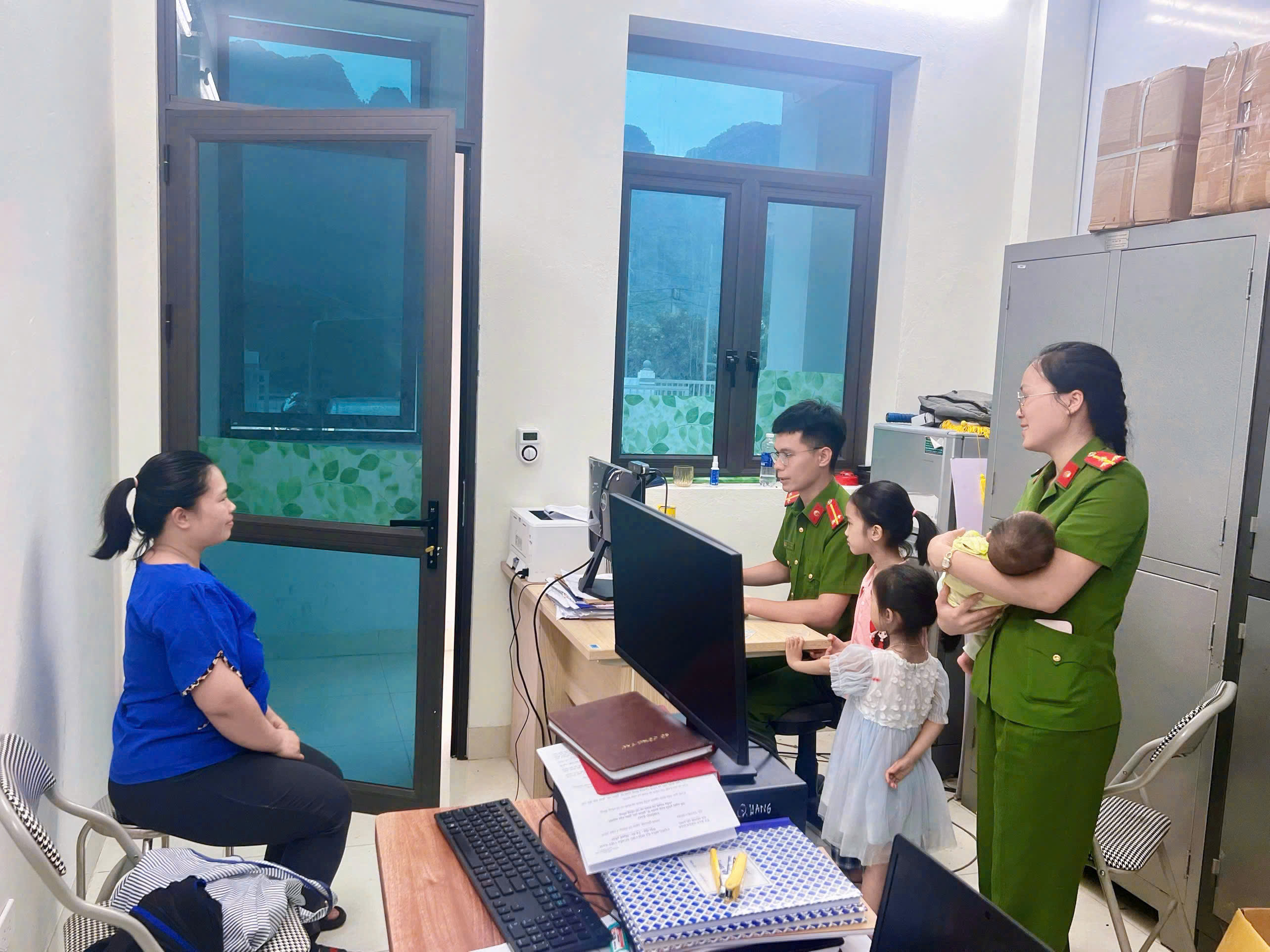 CÔNG AN XÃ MINH QUANG TĂNG CƯỜNG CẤP CĂN CƯỚC CÔNG DÂN, TÀI KHOẢN ĐỊNH DANH ĐIỆN TỬ TRONG ĐỢT NGHỈ LỄ