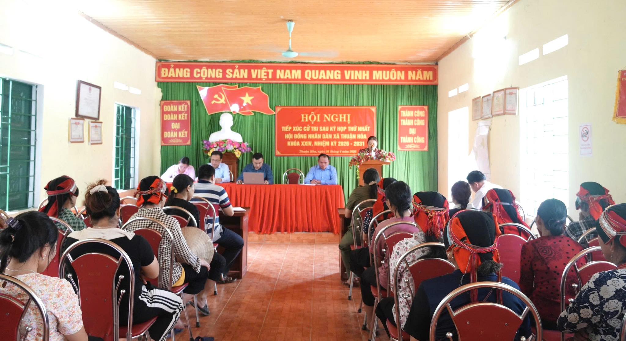 Hội nghị tiếp xúc cử tri tại thôn Lũng Khỏe A