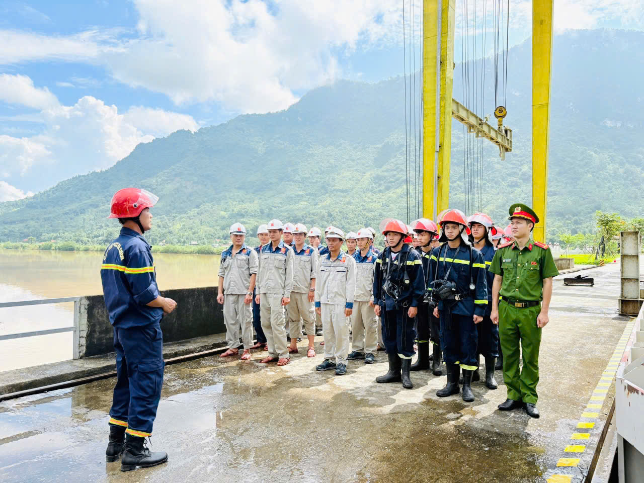 HUẤN LUYỆN NGHIỆP VỤ PCCC VÀ CNCH TẠI NHÀ MÁY THỦY ĐIỆN SÔNG LÔ 2 