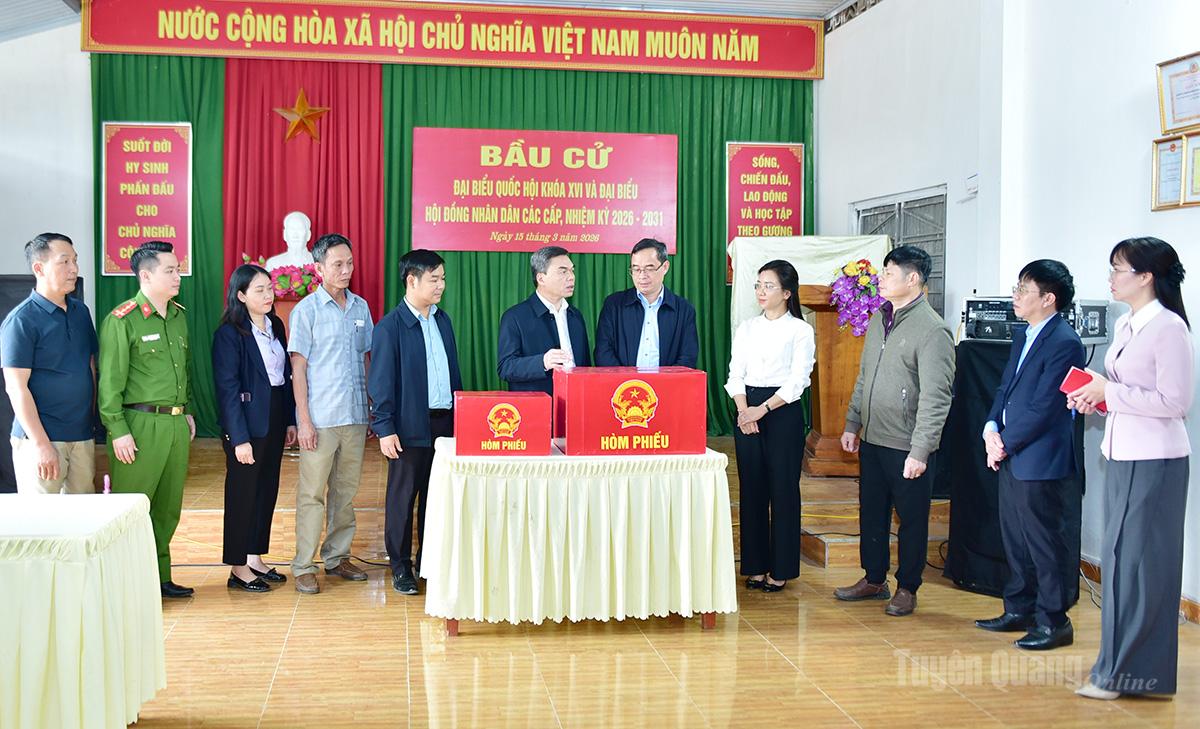 Phó Bí thư Tỉnh ủy, Chủ tịch Ủy ban MTTQ Việt Nam tỉnh Ma Thế Hồng kiểm tra công tác chuẩn bị bầu cử tại các địa phương