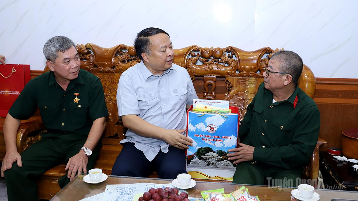 Chủ tịch UBND tỉnh Phan Huy Ngọc thăm, tặng quà người có công phường Minh Xuân