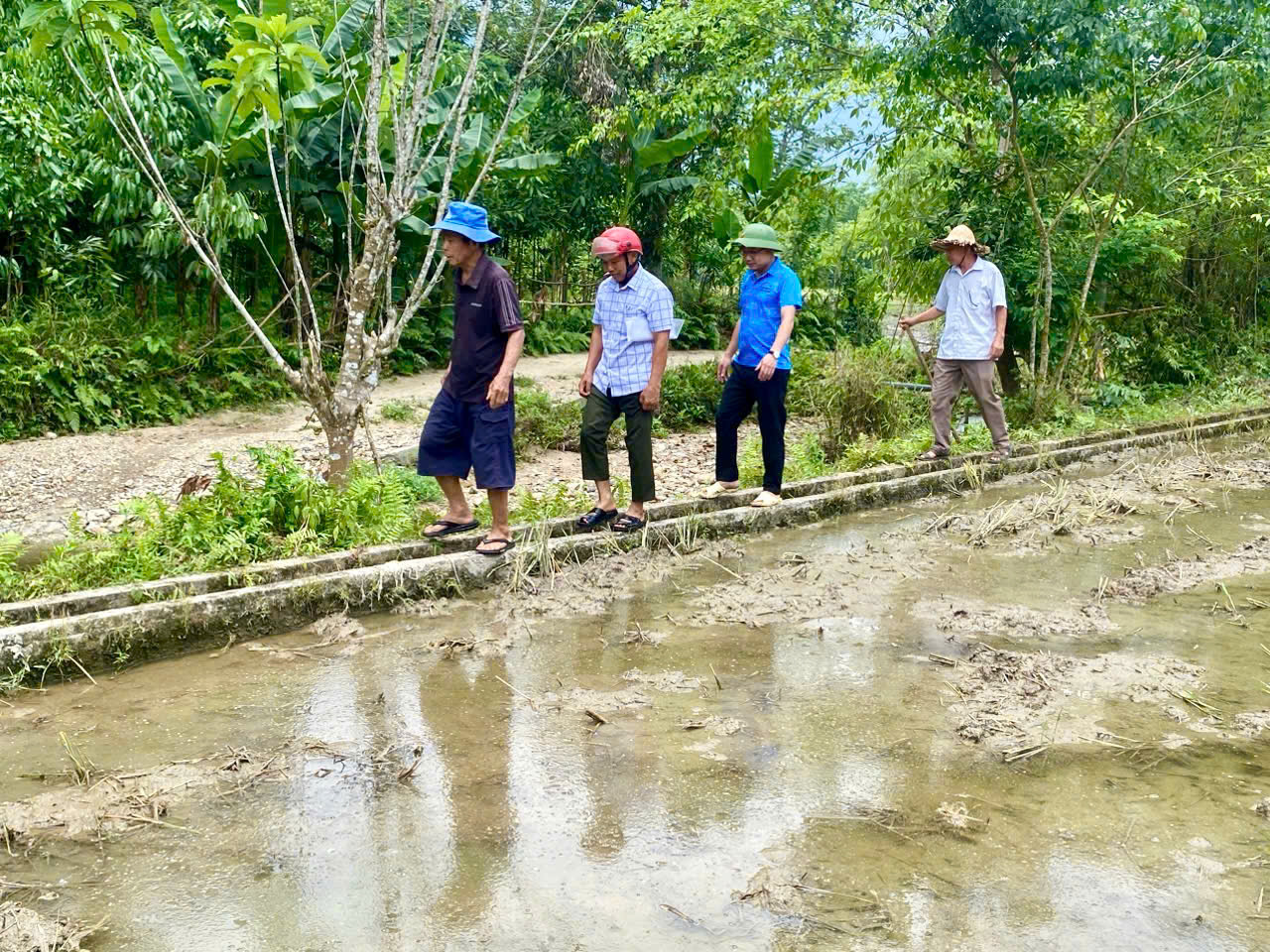 Đồng chí Phó Chủ tịch UBND xã Chẩu Văn Đệ, kiểm tra công trình thủy lợi phục vụ sản xuất vụ mùa năm 2026