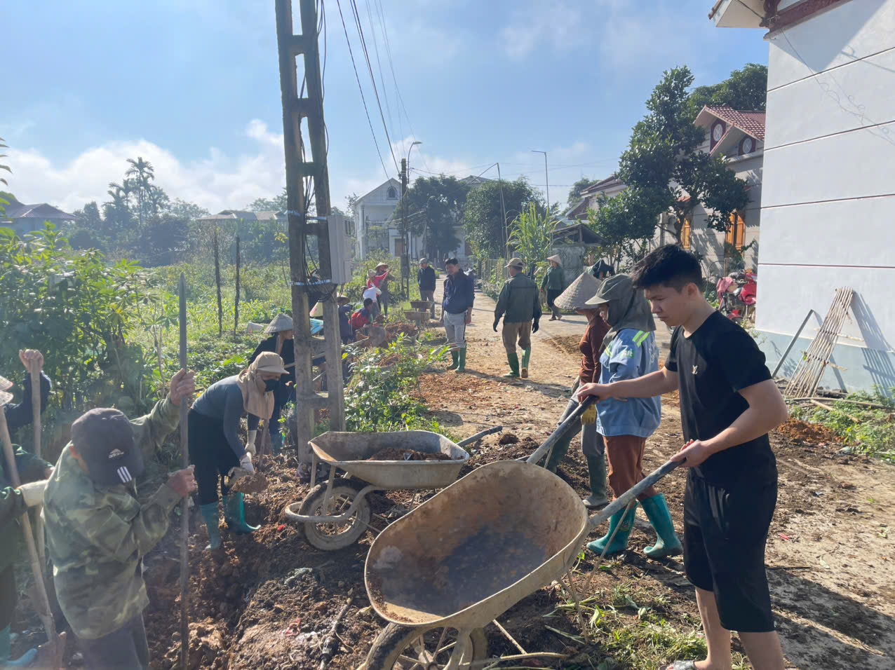 NHÂN DÂN THÔN THÔM BƯA HIẾN ĐẤT MỞ RỘNG ĐƯỜNG QUÊ 