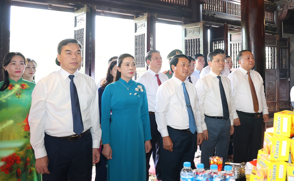 Đoàn đại biểu Tỉnh ủy, HĐND, UBND, Ủy ban MTTQ, Đoàn ĐBQH tỉnh dâng hương tưởng nhớ Chủ tịch Hồ Chí Minh và các Anh hùng liệt sĩ