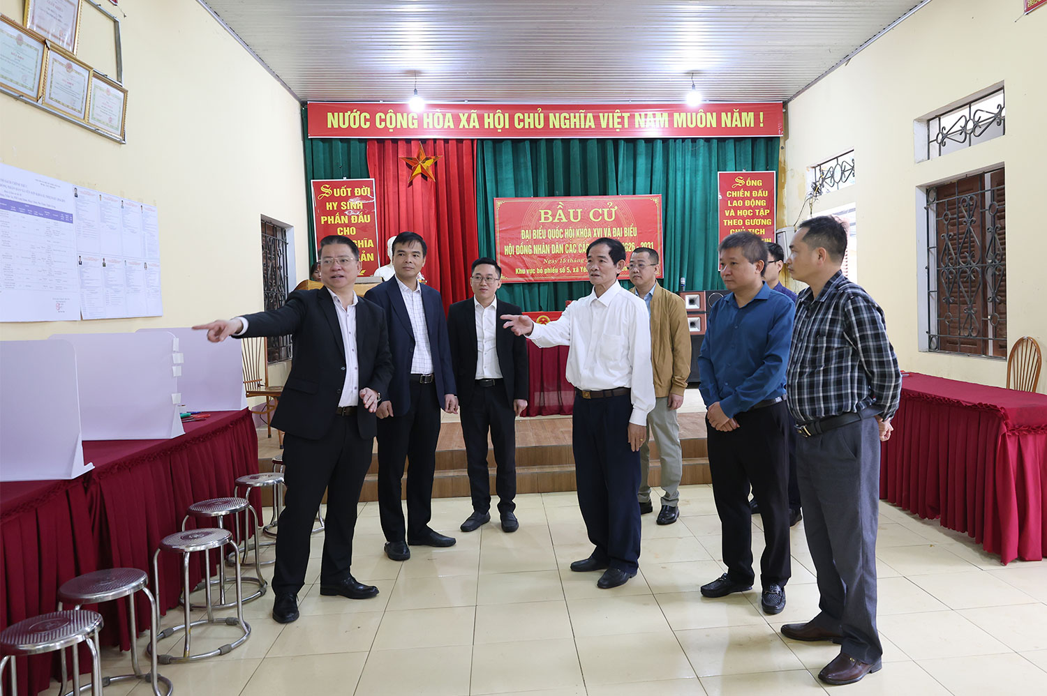 Đồng chí Trưởng ban Tuyên giáo và Dân vận Tỉnh ủy Trần Mạnh Lợi kiểm tra công tác bầu cử tại xã Yên Sơn