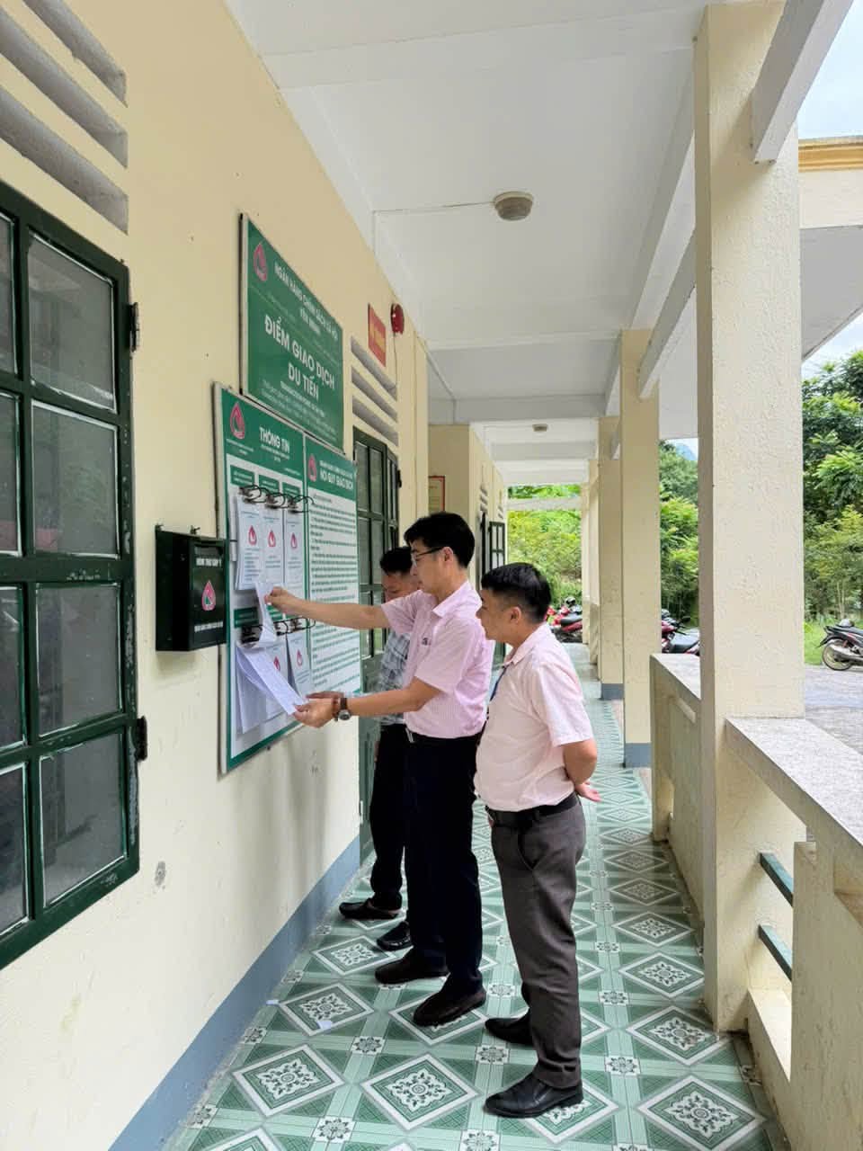 Đồng chí Giám đốc Chi nhánh NHCSXH tỉnh Tuyên Quang kiểm tra hoạt động tín dụng chính sách tại Điểm giao dịch Du Tiến, xã Du Già