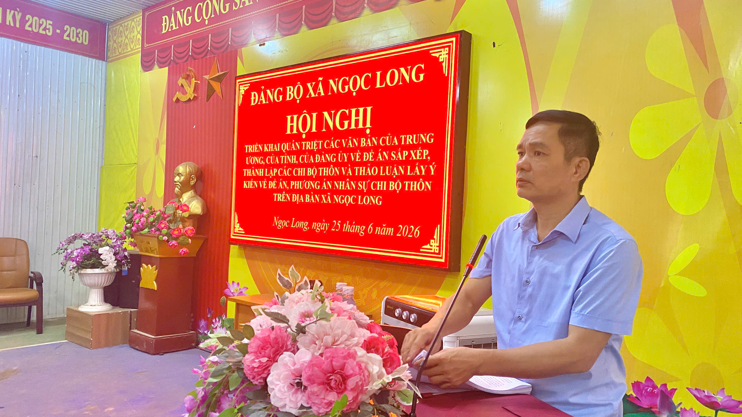 Đảng ủy xã Ngọc Long tổ chức Hội nghị quán triệt các văn bản của Trung ương, của tỉnh và triển khai Đề án sắp xếp, thành lập các chi bộ thôn