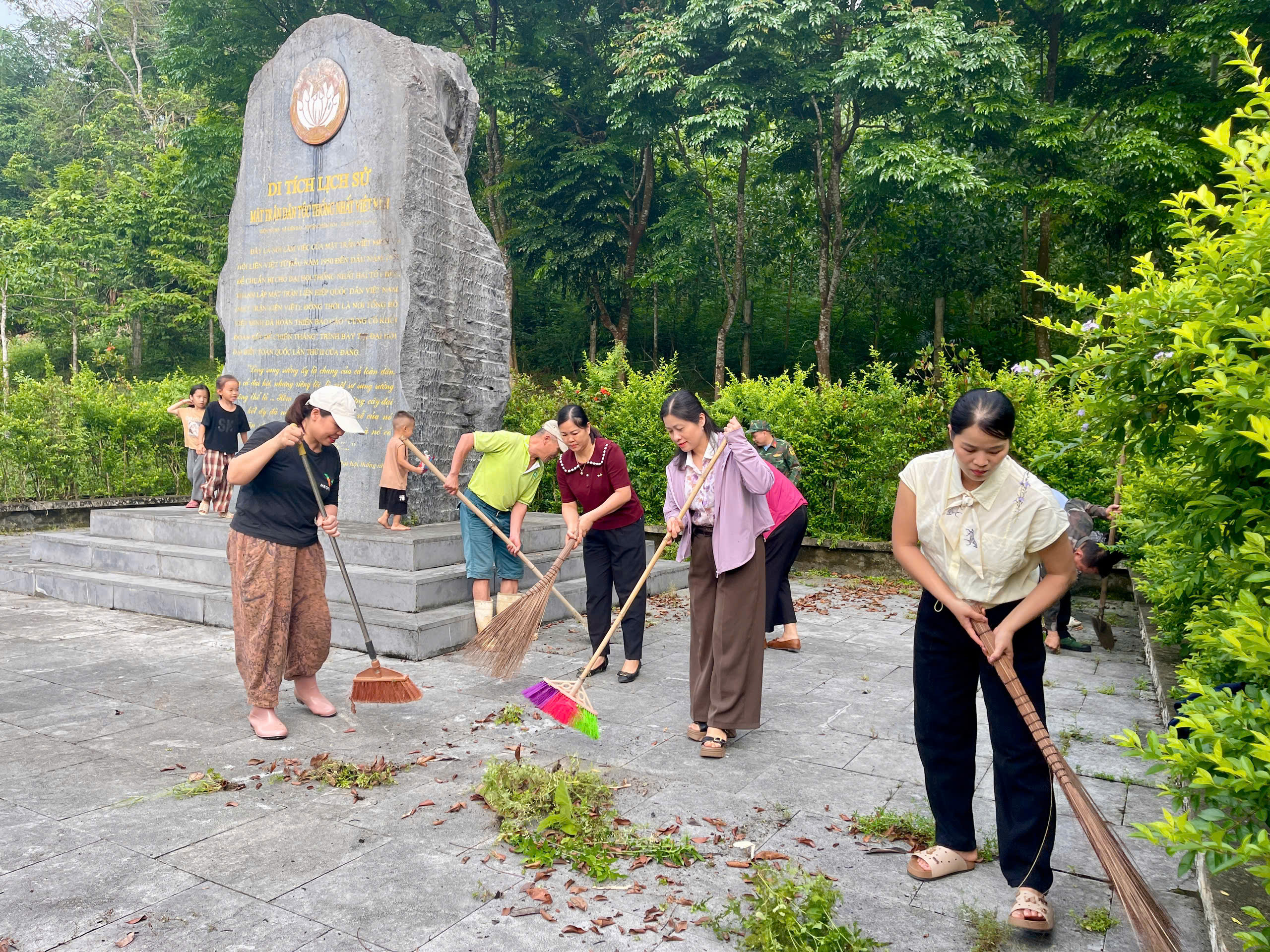 Kiên Đài ra quân hưởng ứng Ngày Môi trường thế giới 05/6, chung tay xử lý rác thải và chống rác thải nhựa.
