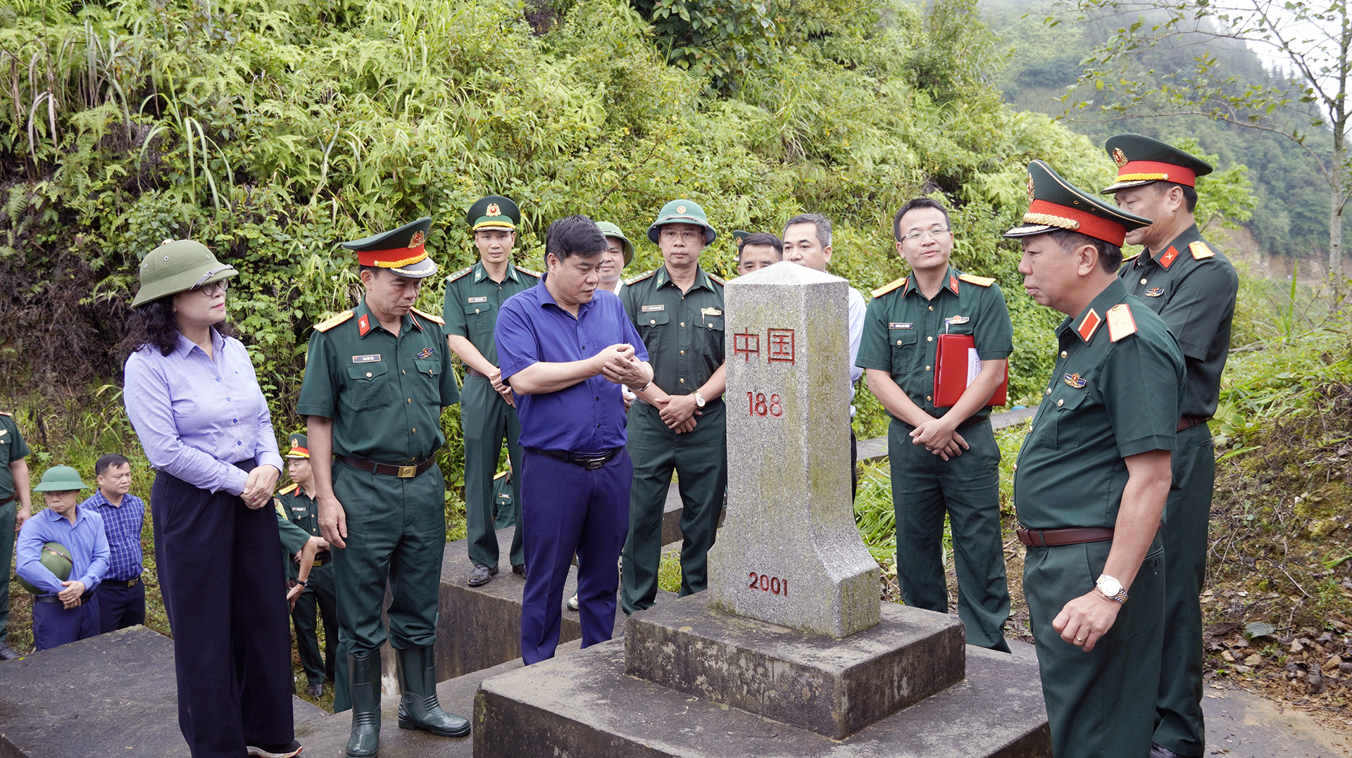 khảo s&aacute;t x&acirc;y dựng đường tuần tra bi&ecirc;n giới (4).jpg