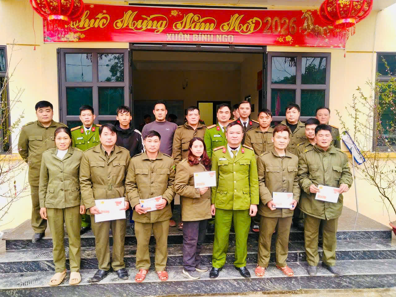 CHÚC TẾT V À TẶNG QUÀ CHO LỰC LƯỢNG THAM GIA BẢO ĐẢM AN NINH TRẬT TỰ Ở CƠ SỞ 