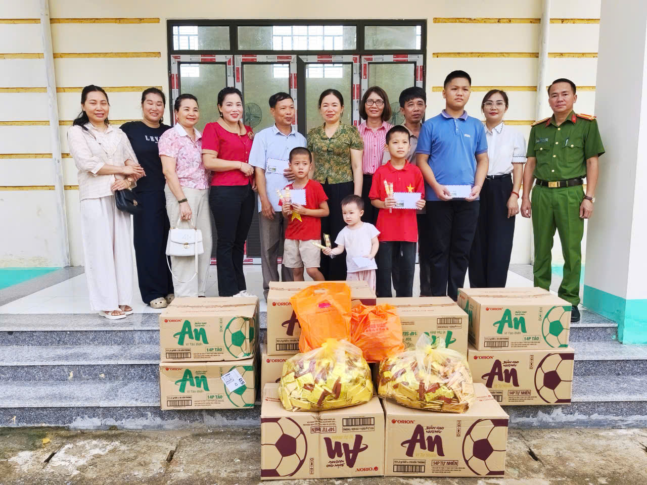 Hội Cựu CAND tặng quà học sinh khó khăn tại xã Tiên Yên