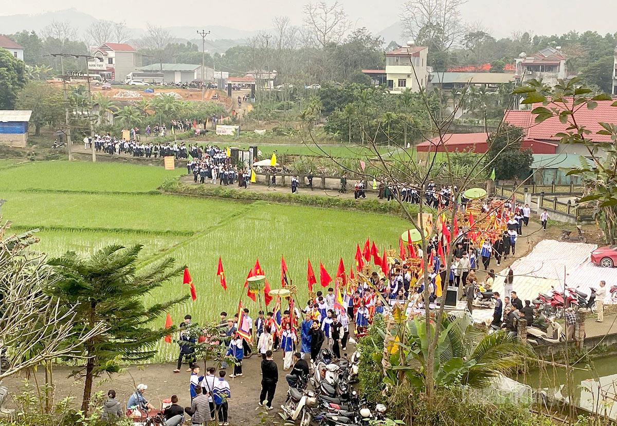 Đông đảo nhân dân, du khách tham gia Lễ hội Đình Thọ Vực