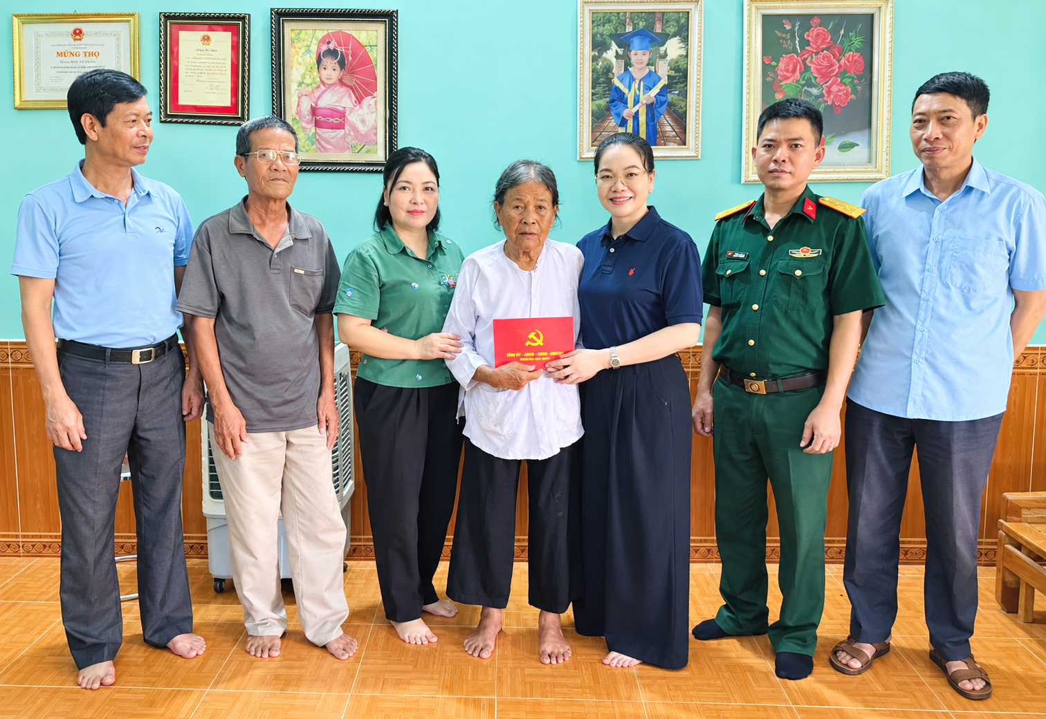Đồng chí Phó Bí thư Thường trực Đảng ủy Vũ Quỳnh Loan thăm, tặng quà người cao tuổi