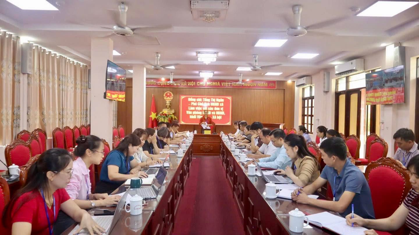 ĐỒNG CHÍ TỐNG THỊ NGÂN, PHÓ CHỦ TỊCH UBND XÃ LÀM VIỆC VỚI VĂN PHÒNG HĐND VÀ UBND XÃ, PHÒNG VĂN HÓA - XÃ HỘI, TRUNG TÂM DỊCH VỤ CÔNG VÀ CHI HỘI DU LỊCH XÃ YÊN MINH