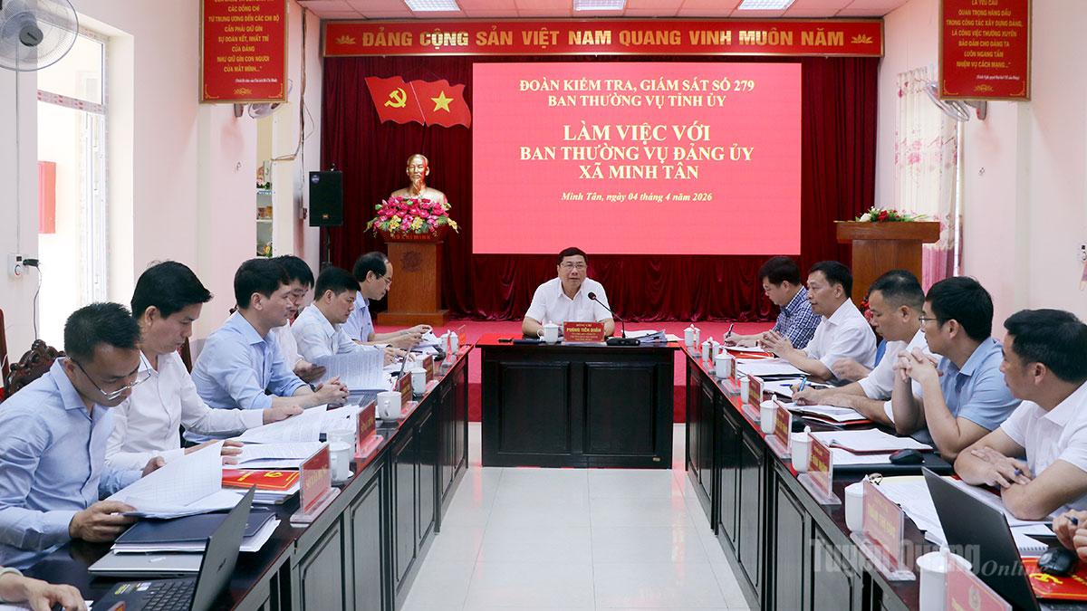 Đoàn công tác do đồng chí Phùng Tiến Quân, Ủy viên Ban Thường vụ Tỉnh ủy, Trưởng ban Nội chính Tỉnh ủy  giám sát tại xã Minh Tân