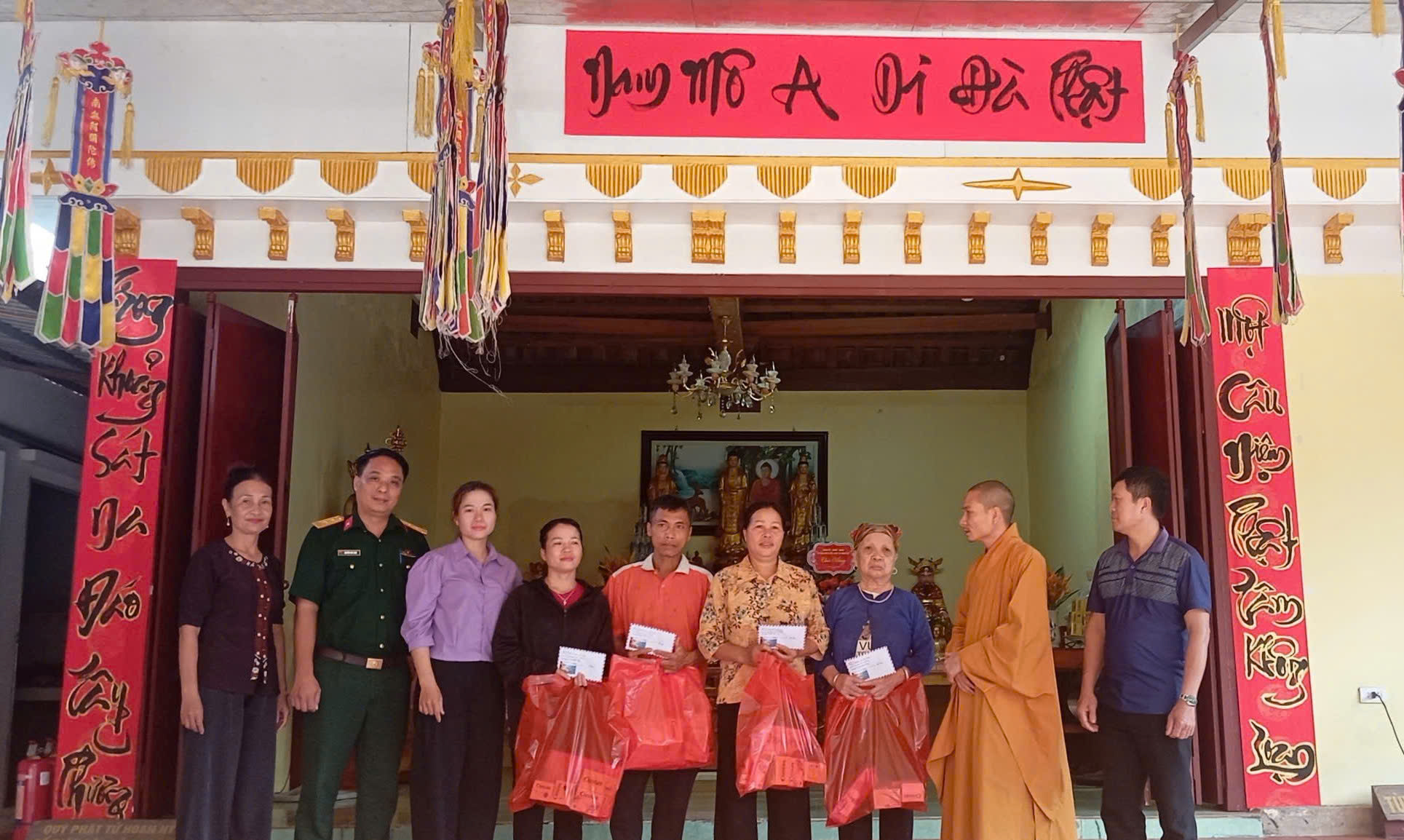 Tặng qu&agrave; sang 22..jpg
