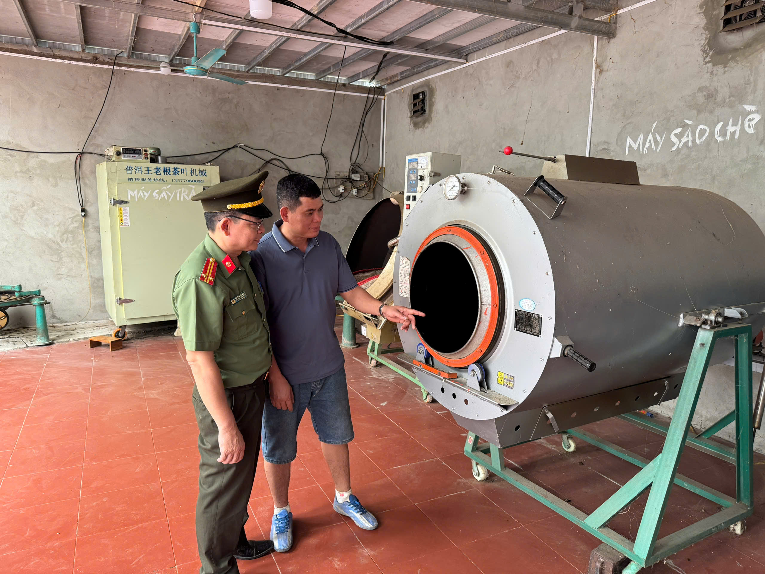CÔNG AN XÃ CAO BỒ TỔ CHỨC KIỂM TRA, HƯỚNG DẪN BẢO ĐẢM AN NINH KINH TẾ TRONG HOẠT ĐỘNG SẢN XUẤT VÀ PHÁT TRIỂN THƯƠNG HIỆU CHÈ SHAN TUYẾT TÂY CÔN LĨNH
