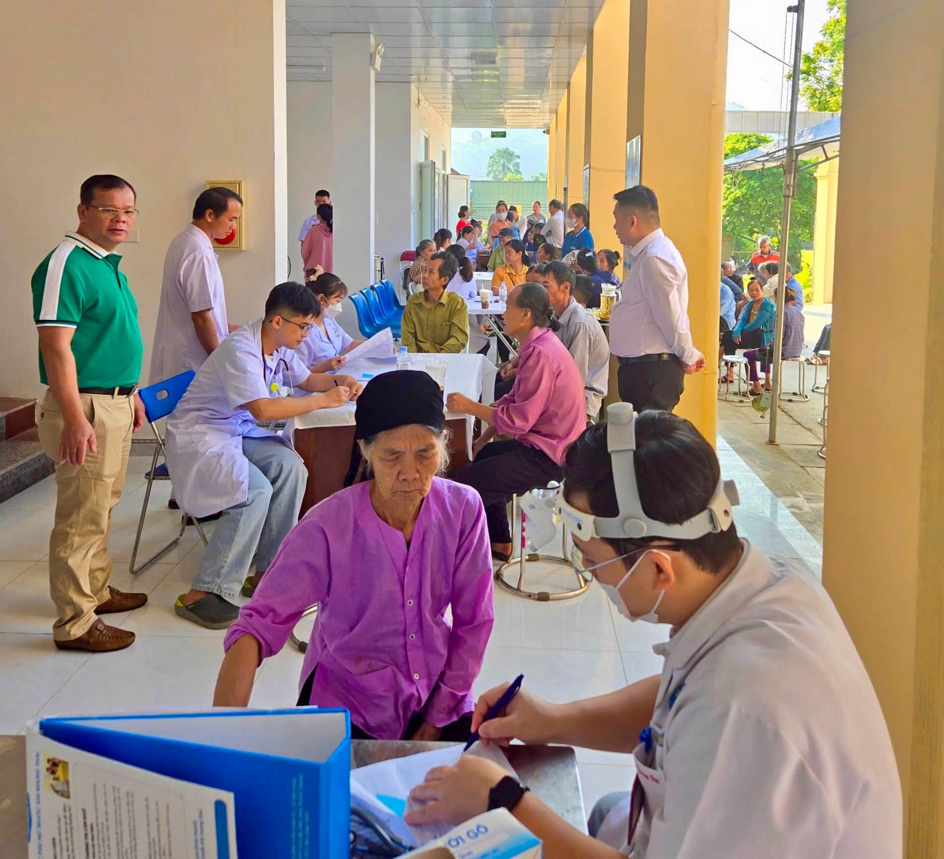Khám, tư vấn sức khỏe cho người dân tại xã Kiên Đài