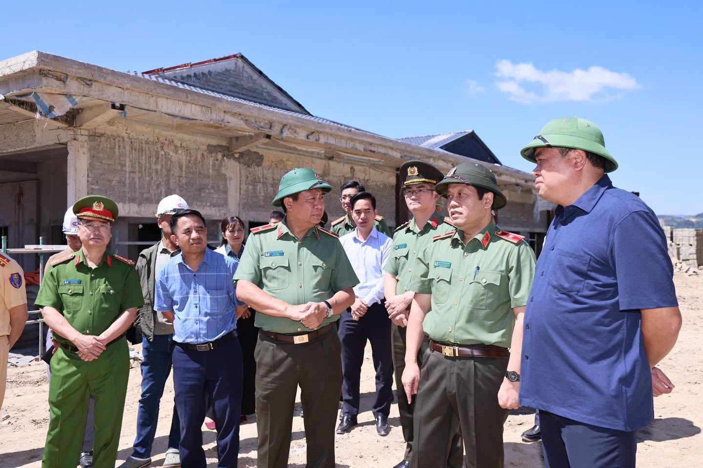 ĐOÀN CÔNG TÁC BỘ CÔNG AN KIỂM TRA, ĐÔN ĐỐC TIẾN ĐỘ XÂY DỰNG TRƯỜNG NỘI TRÚ LIÊN CẤP XÍN MẦN