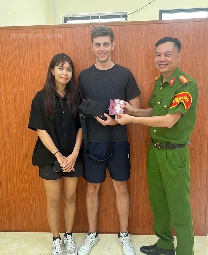 Du khách nước ngoài nhận lại tài sản bị thất lạc nhờ sự hỗ trợ kịp thời của Công an phường Hà Giang 1, tỉnh Tuyên Quang