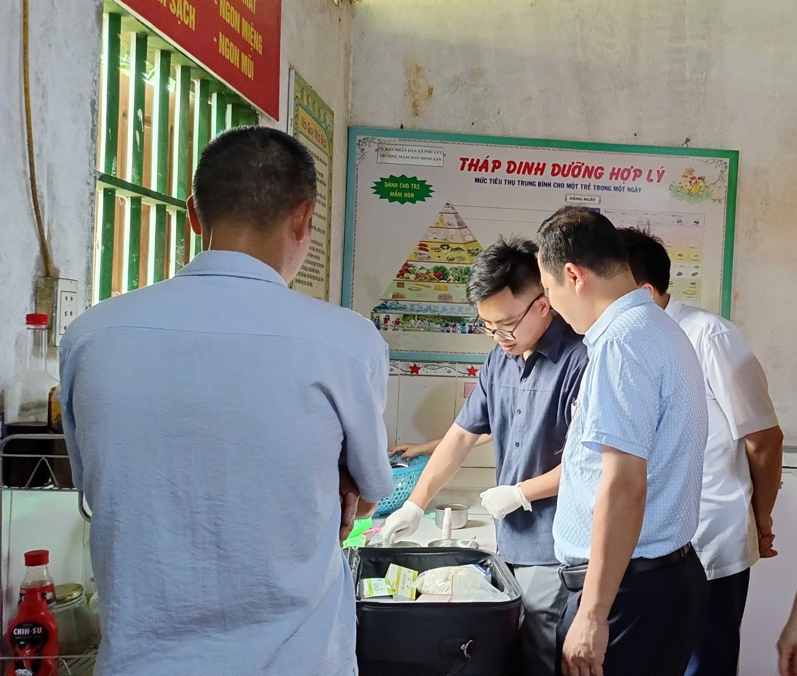 Tăng cường kiểm tra công tác đảm bảo an toàn vệ sinh thực phẩm tại các trường học trên địa bàn xã.