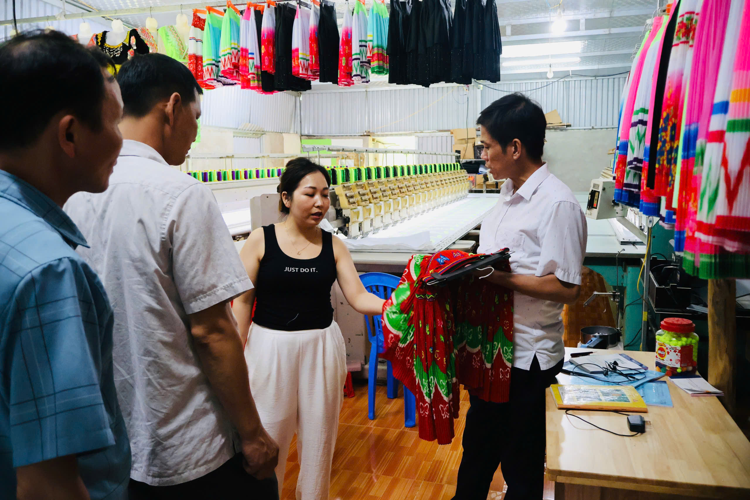 Lãnh đạo UBND xã Hùng Lợi kiểm tra các mô hình phát triển kinh tế tại Thôn Bản