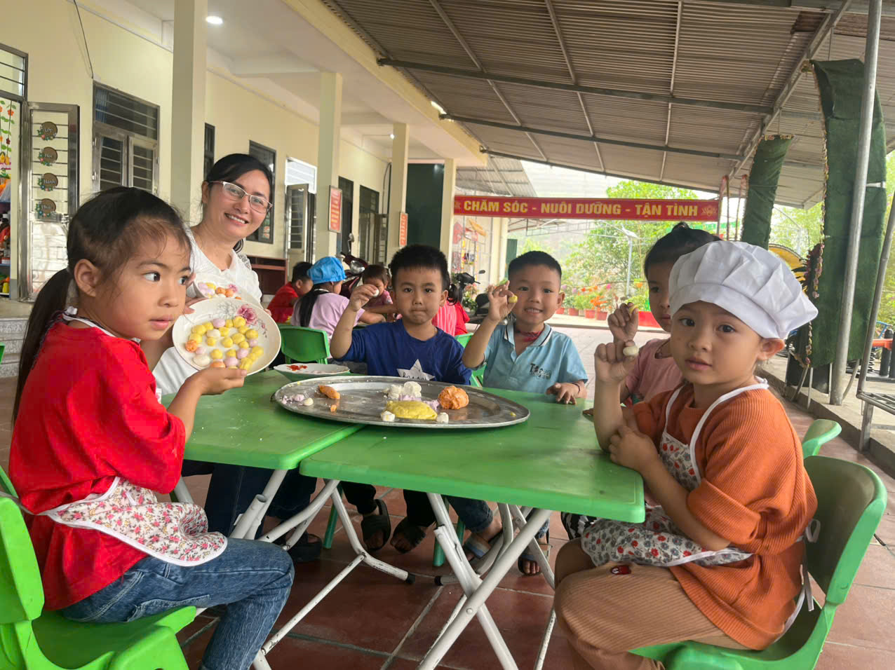 Trường Mầm non Thèn Chu Phìn vui đón Tết Hàn Thực