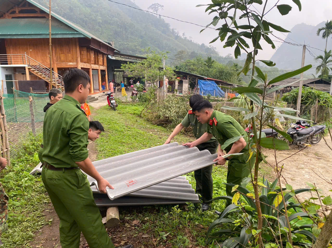 CÔNG AN XÃ YÊN NGUYÊN SÁT CÁNH CÙNG NHÂN DÂN SAU THIÊN TAI