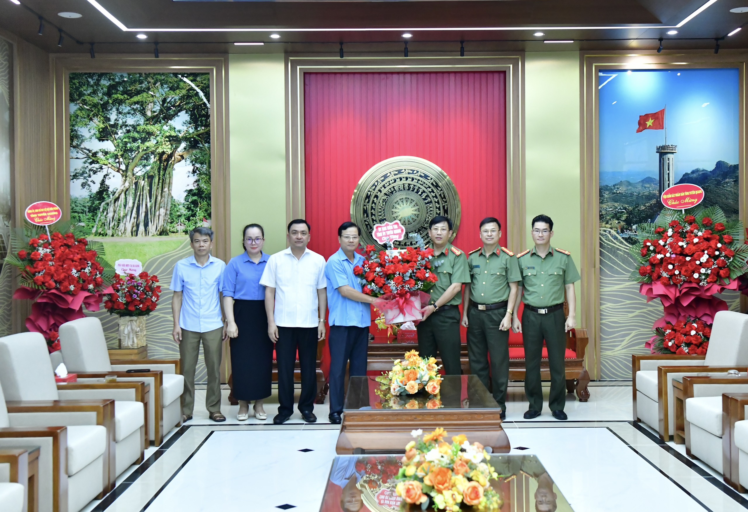 LÃNH ĐẠO CÁC ĐƠN VỊ CHÚC MỪNG 80 NĂM NGÀY TRUYỀN THỐNG CAND
