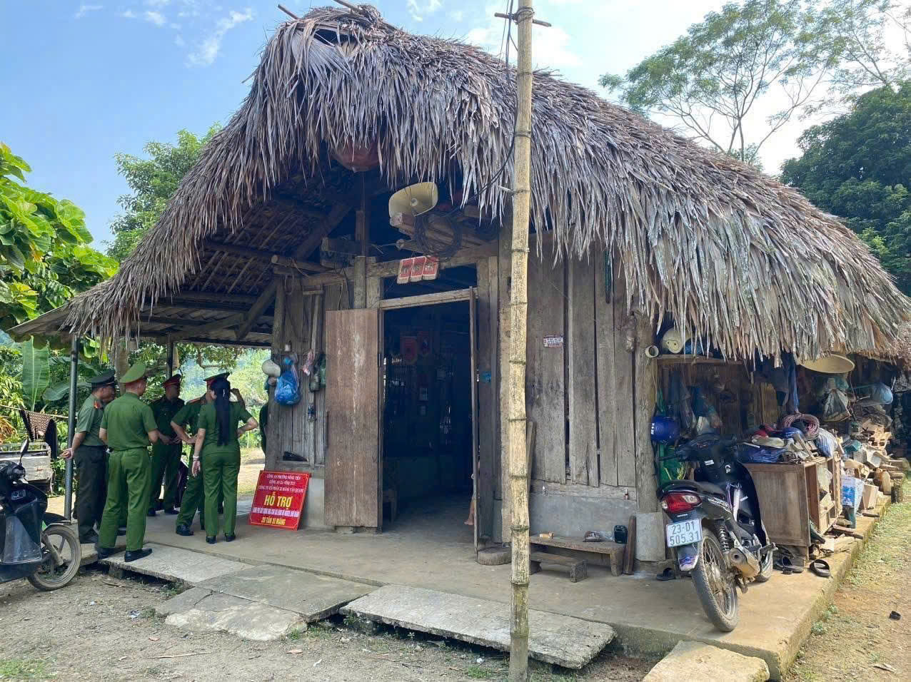 Trao 20 tấn xi măng th Khuổi Phạt..jpg