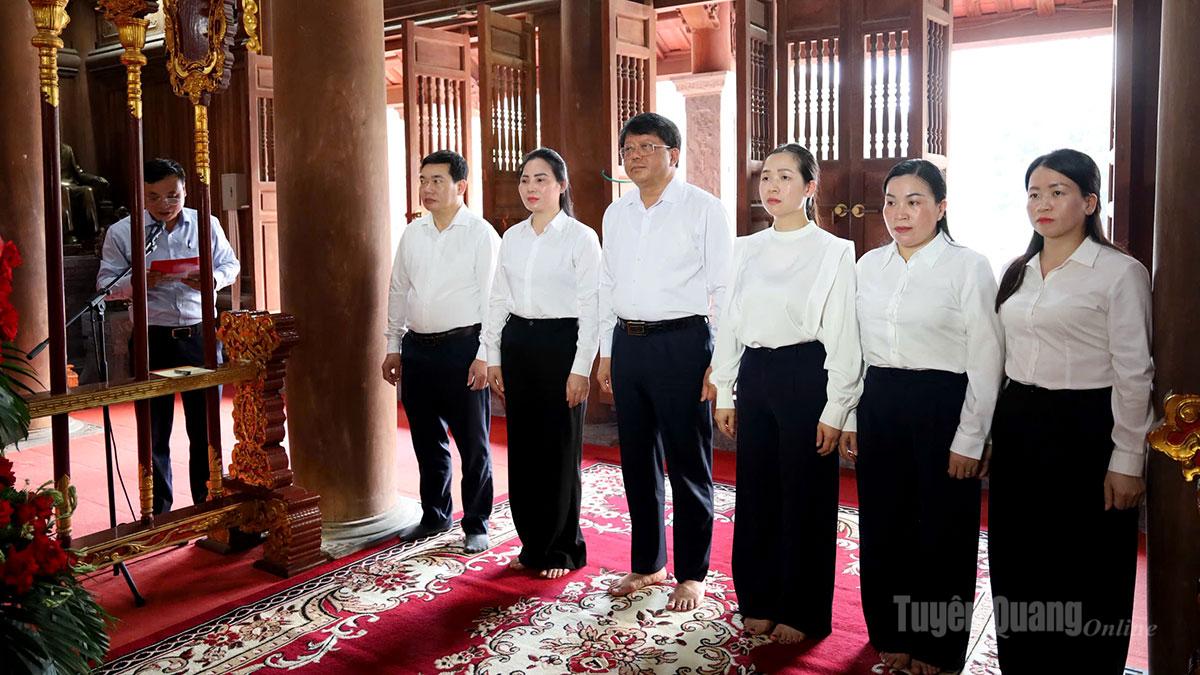 Ban Thường trực Ủy ban MTTQ Việt Nam tỉnh dâng hương tại Khu tưởng niệm Chủ tịch Hồ Chí Minh và các vị tiền bối cách mạng