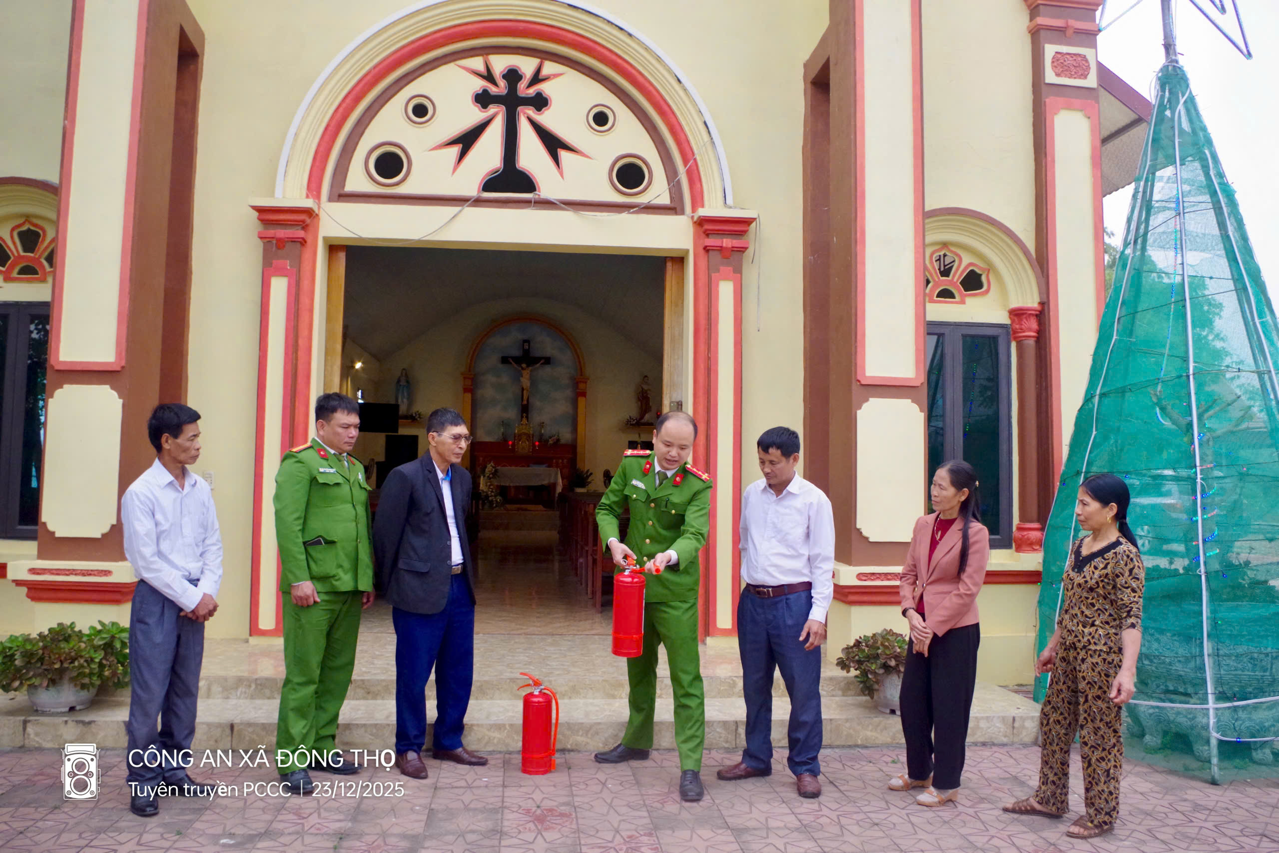 CÔNG AN XÃ ĐÔNG THỌ TẶNG BÌNH CHỮA CHÁY, HƯỚNG DẪN PHÒNG CHÁY, CHỮA CHÁY NHÂN DỊP LỄ GIÁNG SINH