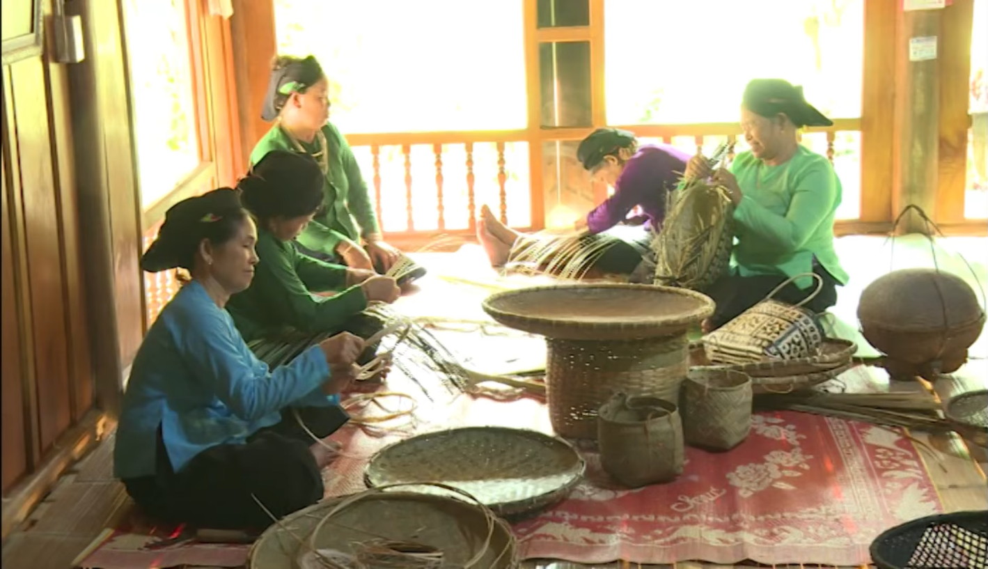 HỘI PHỤ NỮ XUÂN GIANG CHUNG TAY GIỮ NGHỀ ĐAN LÁT TRUYỀN THỐNG