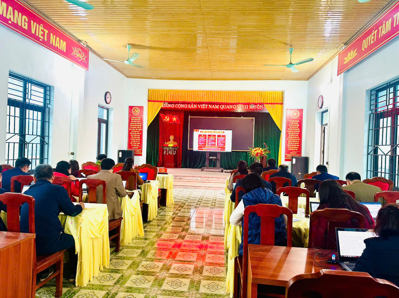     ĐẢNG ỦY XÃ TÂN TRỊNH TỔ CHỨC HỘI NGHỊ TRỰC TUYẾN THÔNG BÁO NHANH KẾT QUẢ ĐẠI HỘI ĐẠI BIỂU TOÀN QUỐC LẦN THỨ XIV CỦA ĐẢNG