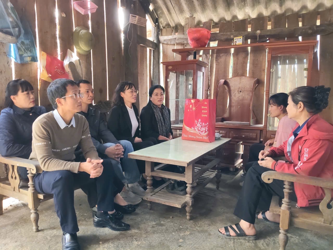 Động viên gia đình khó khăn trên địa bàn xã