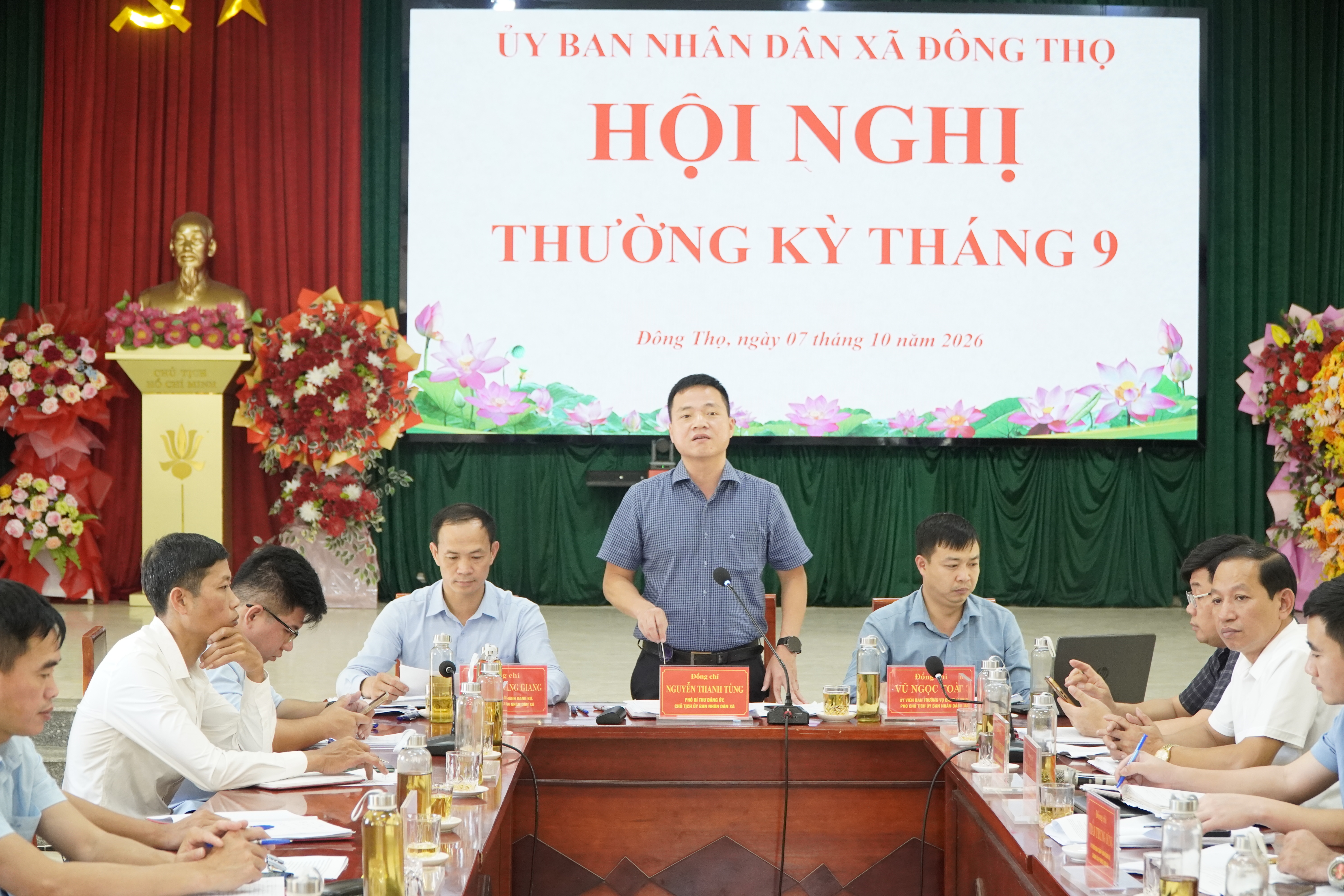 UBND xã Đông Thọ tổ chức hội nghị thường kỳ tháng 9 và bàn giao máy tính cho các thôn.