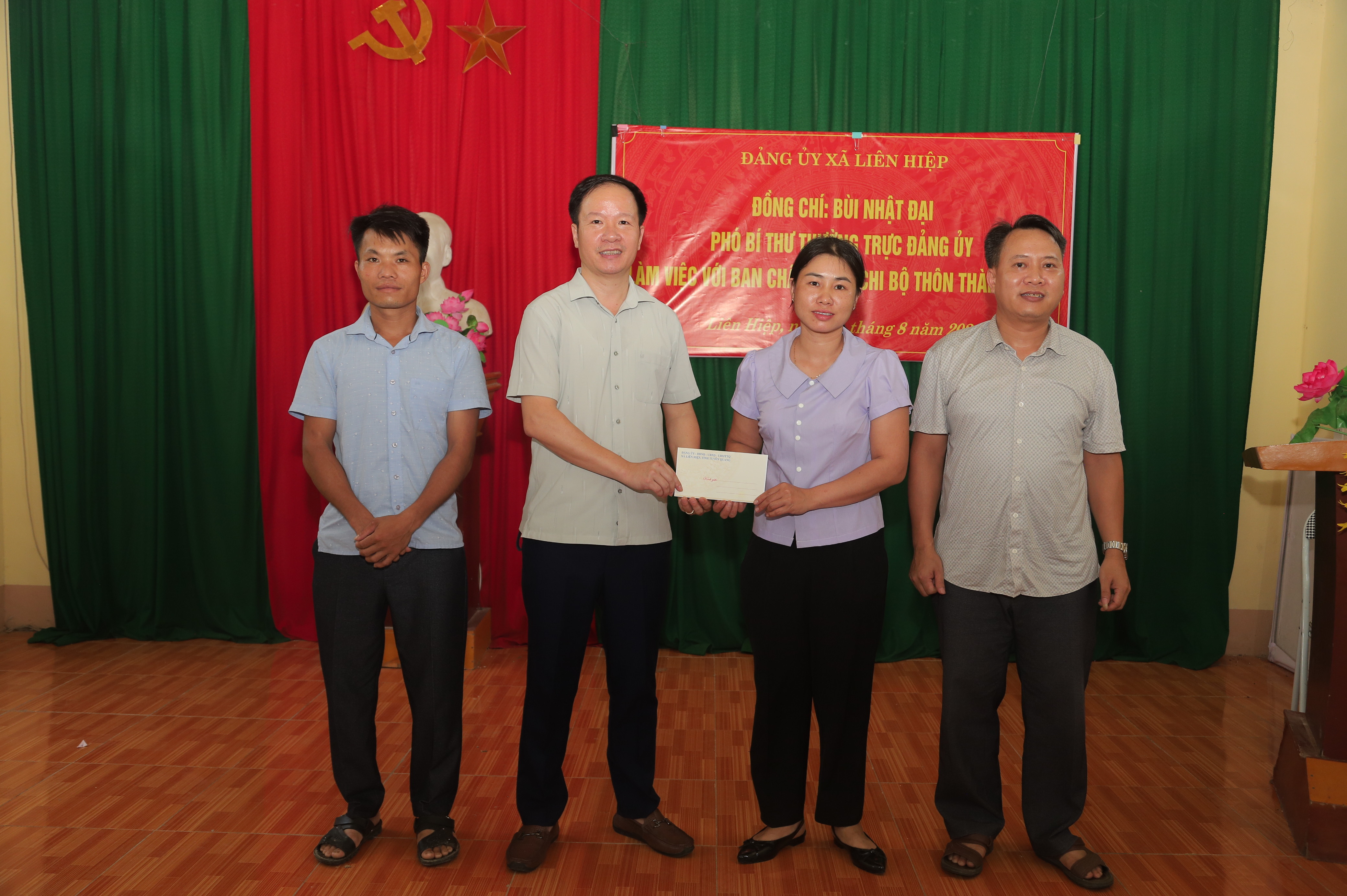 Phó Bí thư Thường trực Đảng ủy xã Liên Hiệp làm việc với Chi bộ thôn Thành Công