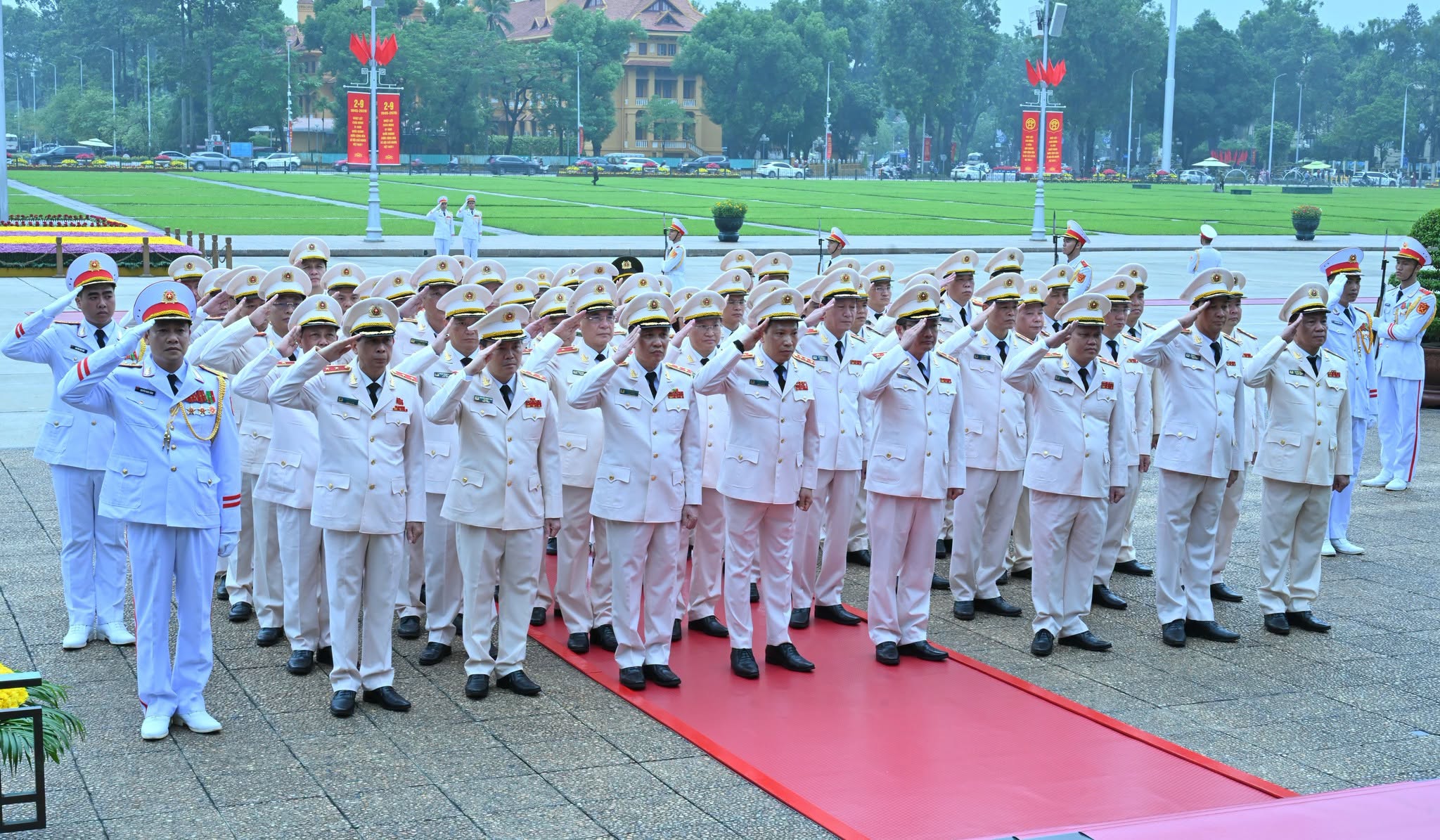 ĐOÀN ĐẠI BIỂU ĐẢNG ỦY CÔNG AN TRUNG ƯƠNG, BỘ CÔNG AN VÀO LĂNG VIẾNG CHỦ TỊCH HỒ CHÍ MINH