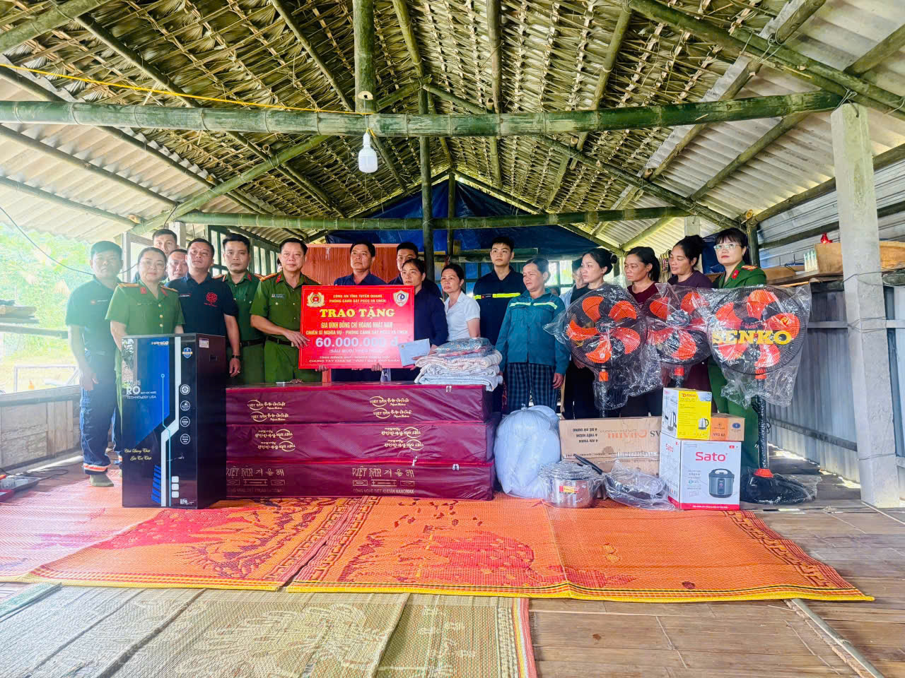 PHÒNG CẢNH SÁT PCCC VÀ CNCH CÔNG AN TỈNH TUYÊN QUANG TRAO TẶNG 60 TRIỆU ĐỒNG VÀ NHU YẾU PHẨM HỖ TRỢ GIA ĐÌNH HẠ SĨ HOÀNG NHẬT NAM