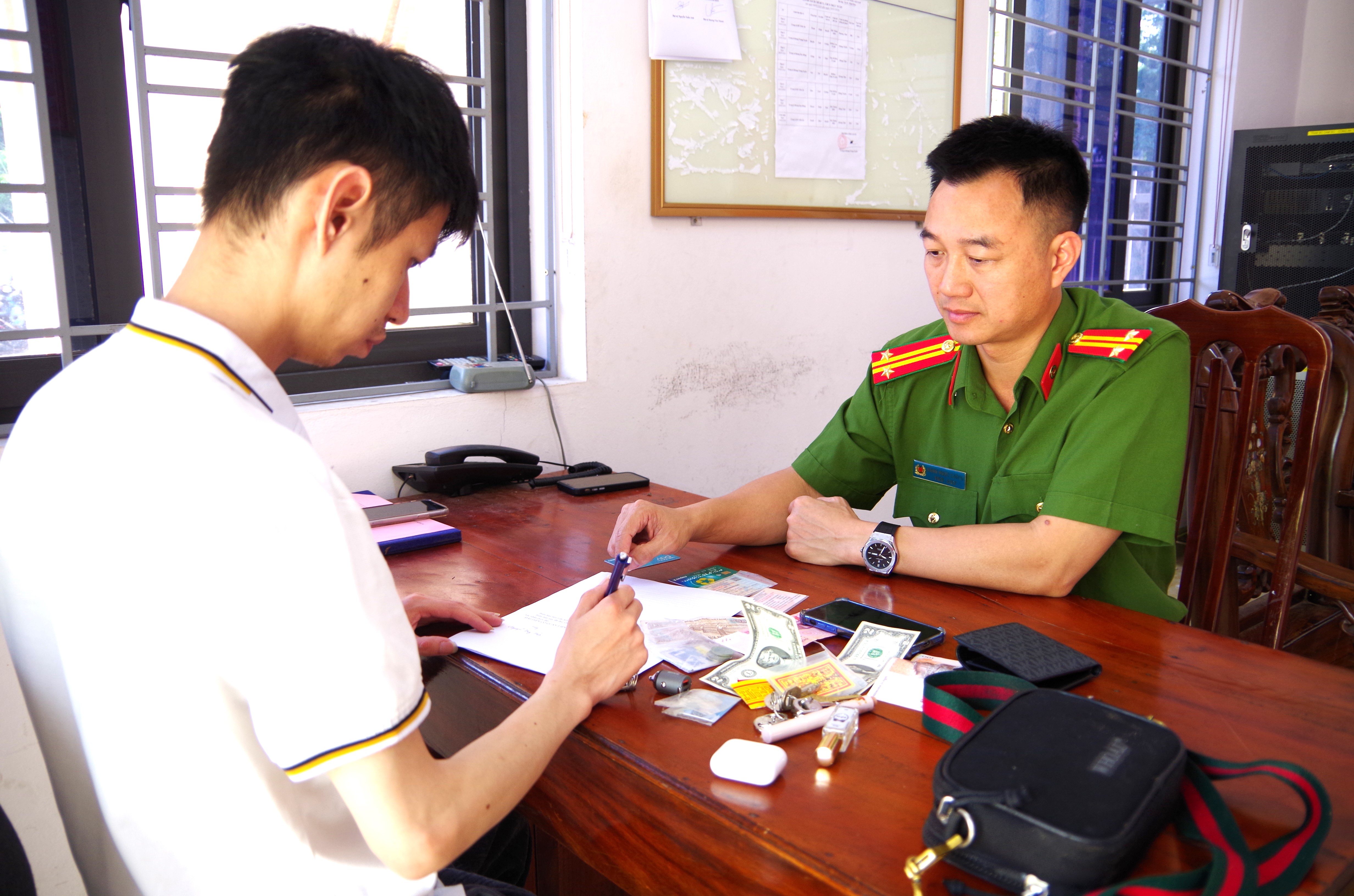 TRAO TRẢ NHANH TÀI SẢN ĐÁNH RƠI, LAN TỎA NGHĨA CỬ ĐẸP