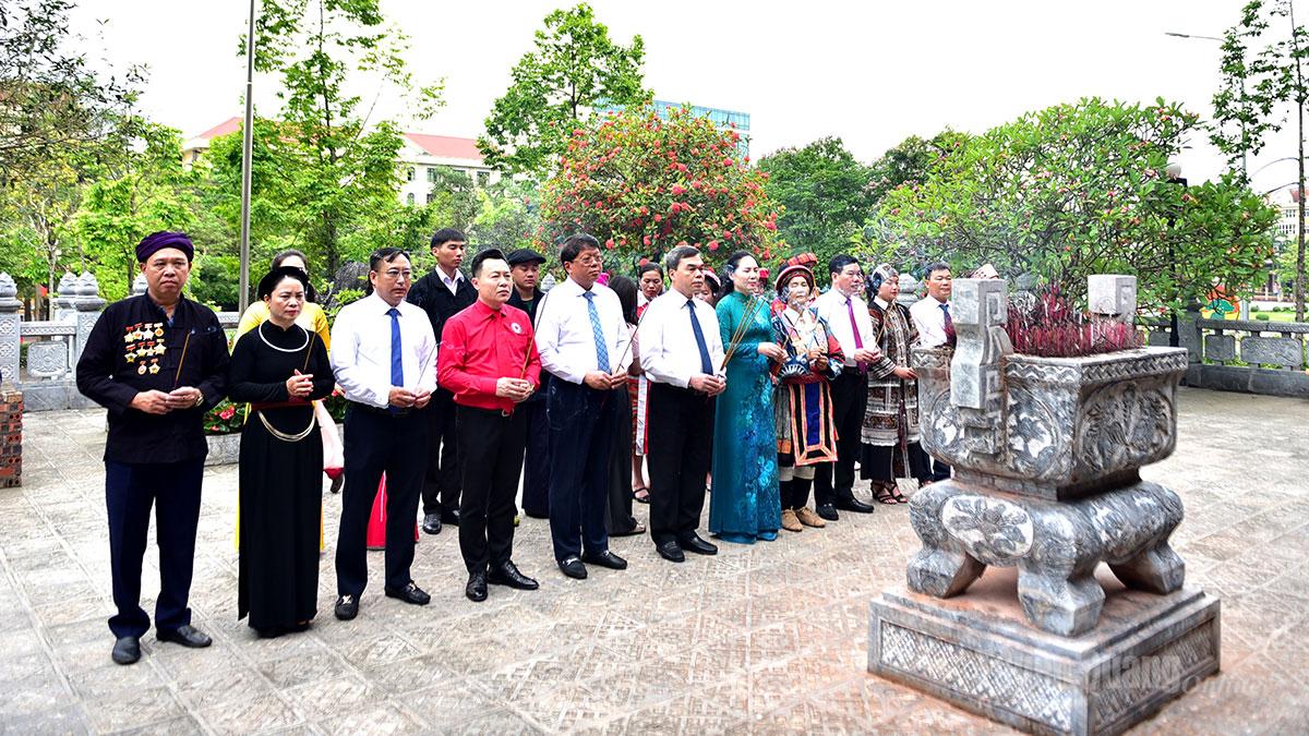 Đoàn đại biểu tỉnh Tuyên Quang dự Đại hội đại biểu toàn quốc MTTQ Việt Nam lần thứ XI dâng hương tại Đền thờ Chủ tịch Hồ Chí Minh.