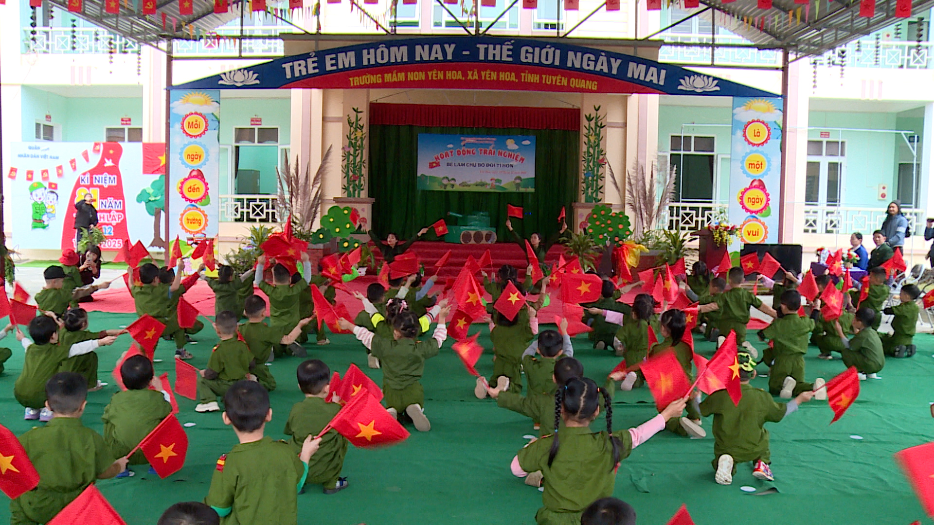 Hoạt động trải nghiệm “Bé làm chú bộ đội”