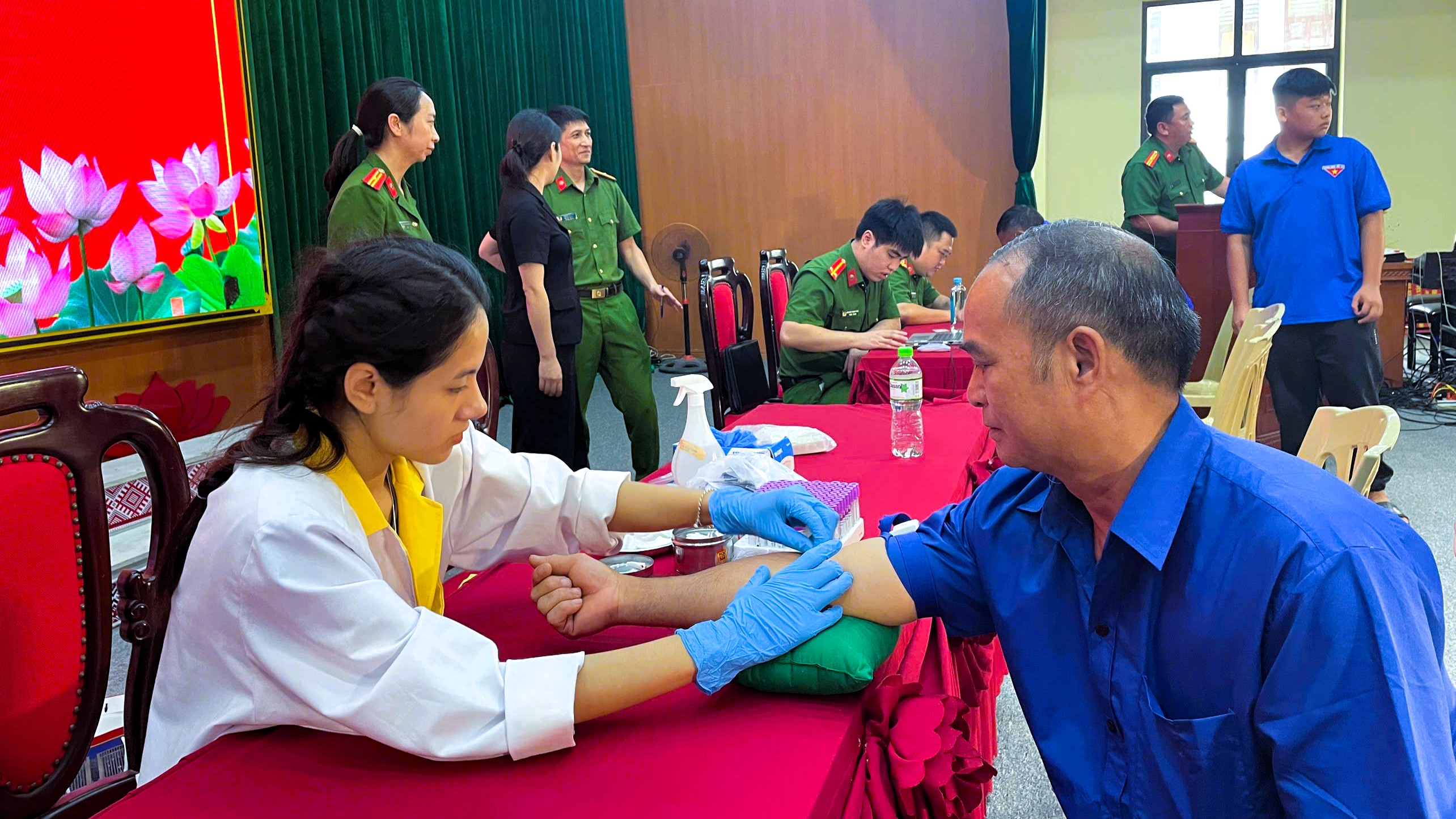 thu nhận mẫu ADN th&acirc;n nh&acirc;n liệt sĩ (8).jpg